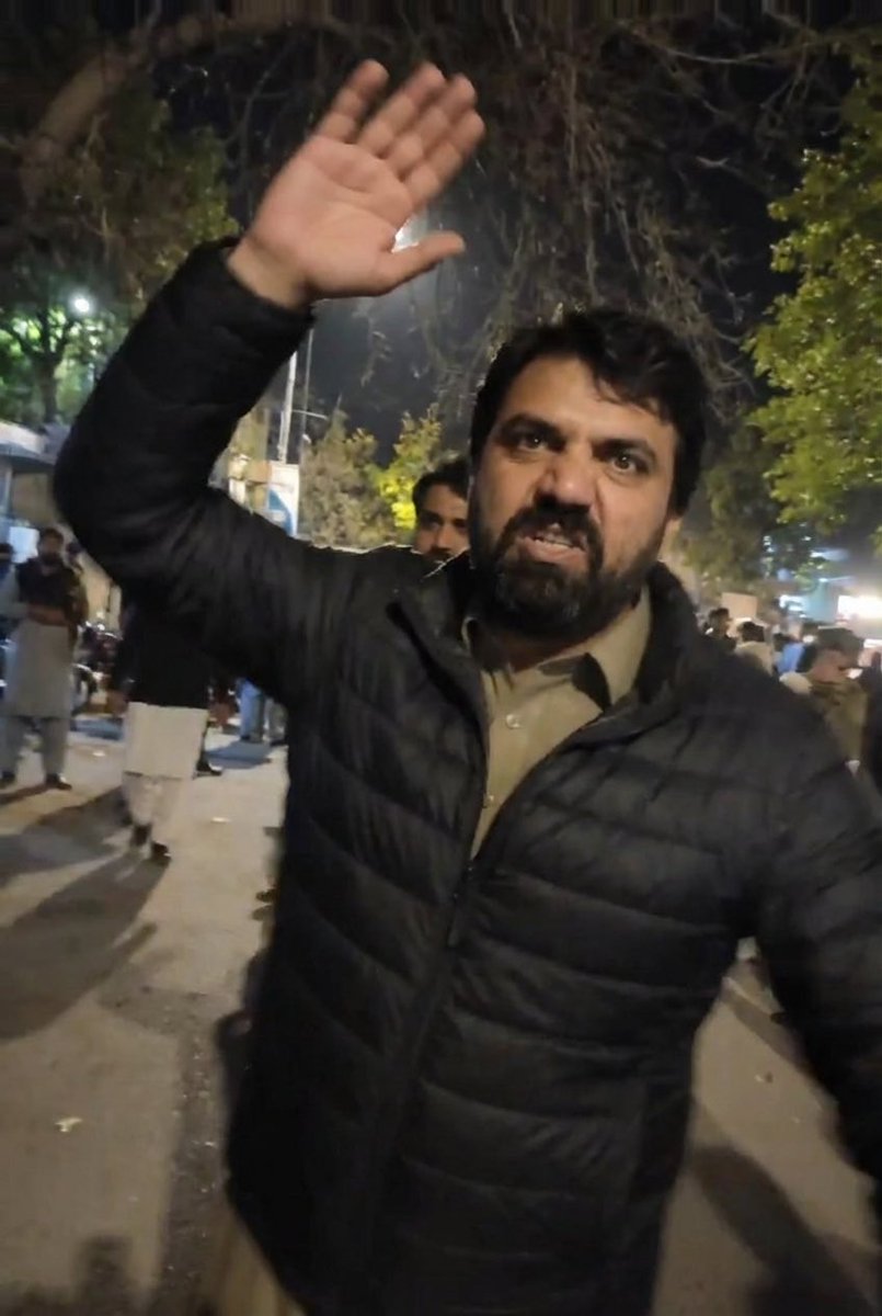 شاہد خٹک عاصم منیر کو کیوں نہیں بولتا  "تیرے اندر گھس جاؤں گا" ؟ 
شاہد خٹک کا یہ ہاتھ پولیس اور ظالم کے خلاف کیوں نہیں اٹھتا؟
اپنے کارکنوں پر ہاتھ، پولیس کے سامنے سڑک پر لیٹ جانا