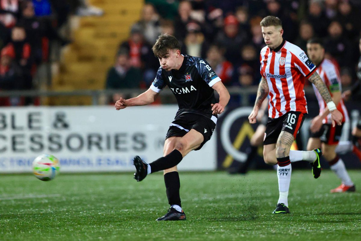 DundalkFC's tweet photo. 30 Minutes gone here at the Brandywell and Dundalk lead 1-0 thanks to Eoin Kenny’s tremendous strike.

[0-1] #DERDUN

📸 Gerry Scully https://t.co/Tm1IdfNNcg