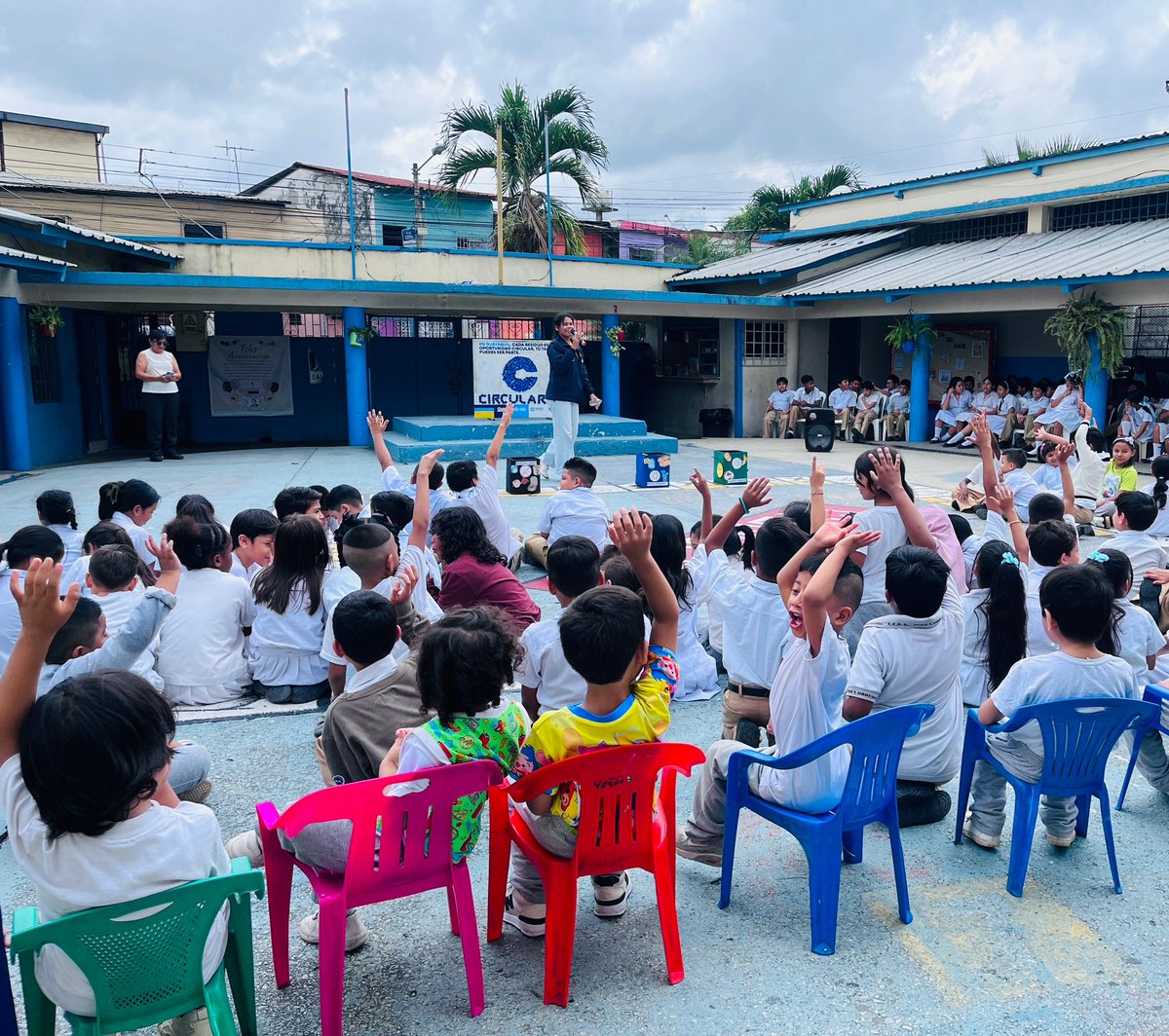 #CircularEP | Como parte del Plan Escuelas Circulares, llegamos a la Escuela Fiscal Juan Tanca Marengo, en el sur de la ciudad, junto a Juan Pueblo y Capitán Circular, para enseñar a niñas y niños que separar correctamente los residuos desde casa es clave para cuidar nuestro