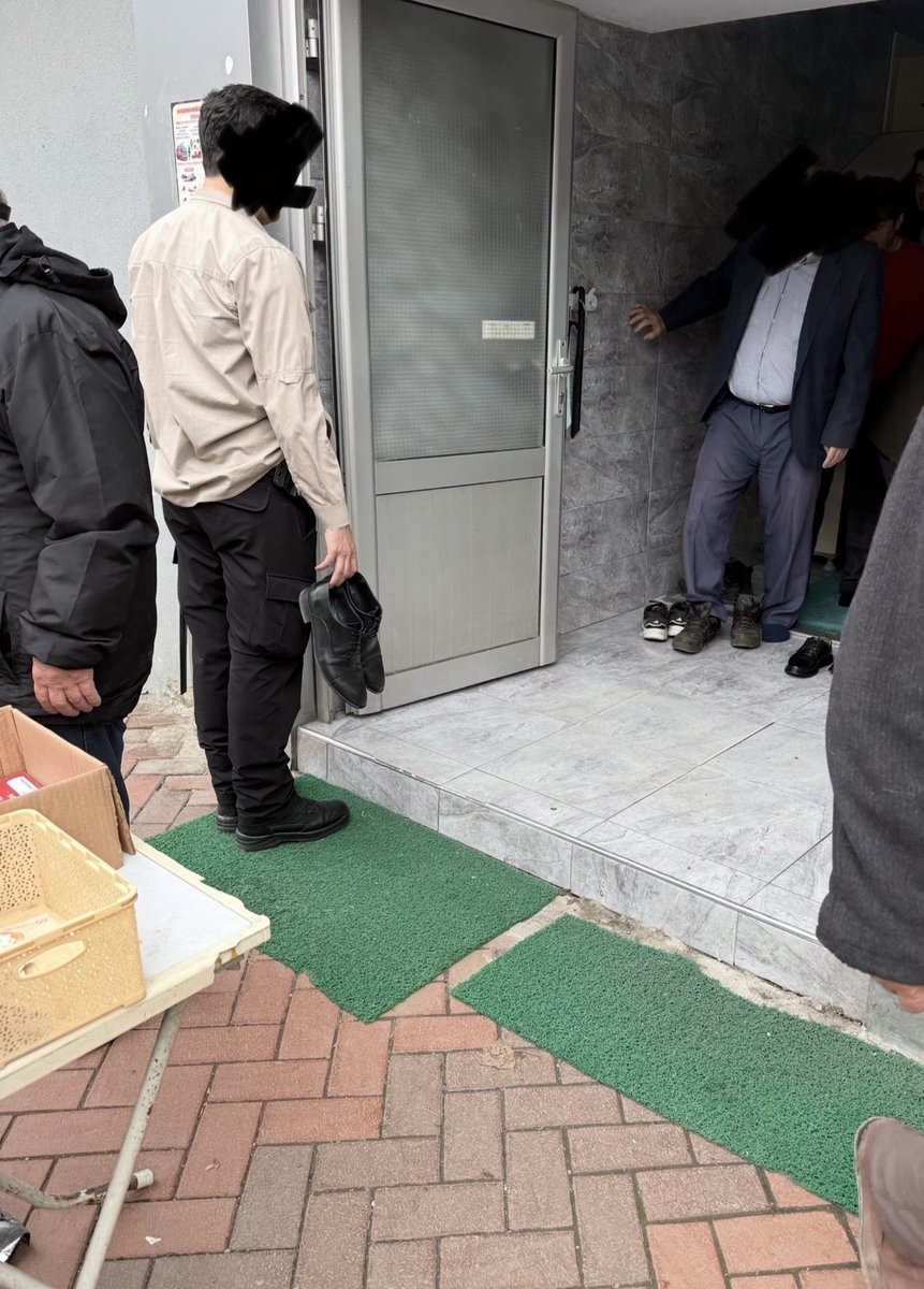 📌 Şu görüntü neresinden tutarsan tut, hangi açıdan bakarsan bak yanlış.

📌 Koskoca Kaymakam! Namaza gelmiş, ayakkabısını çıkarmak durumunda kalmış.

📌 Sen Kaymakamın hem ayakkabısını hem keratasını tutmaya tek bir Polis görevlendirmişsin. Ayıp yahu!

📌 Şimdi bu Polis Memuru