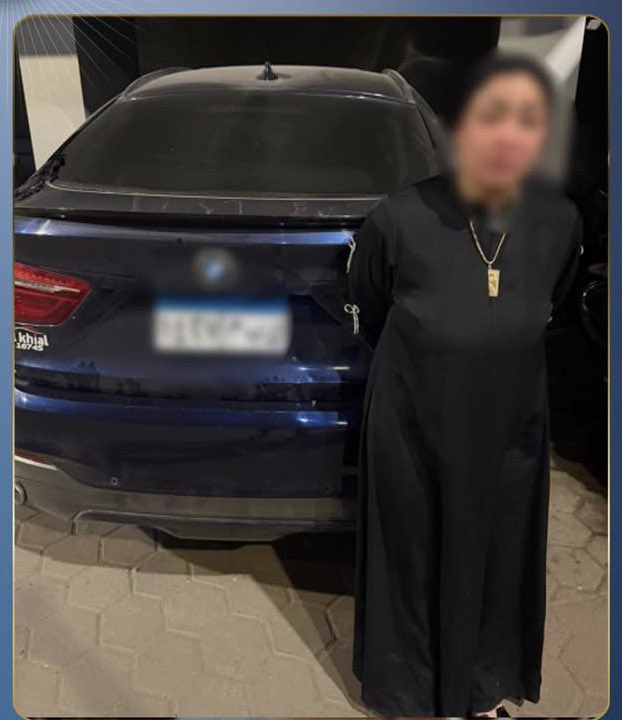 الست اللي في الصورة دي دخلت محل عشان تشتري مكسرات وكانت راكبة عربية حديثة وغالية.. اشترت اللي هي عايزاه وقالت لصاحب المحل إنها نسيت الفلوس في العربية.. خرج واحد من العمال معاها عشان يوصلها لعربيتها بأكياس الطلبات وبالمرة ياخد منها الحساب.. 

ركبت العربية وأخدت الحاجة بسرعة وطلعت