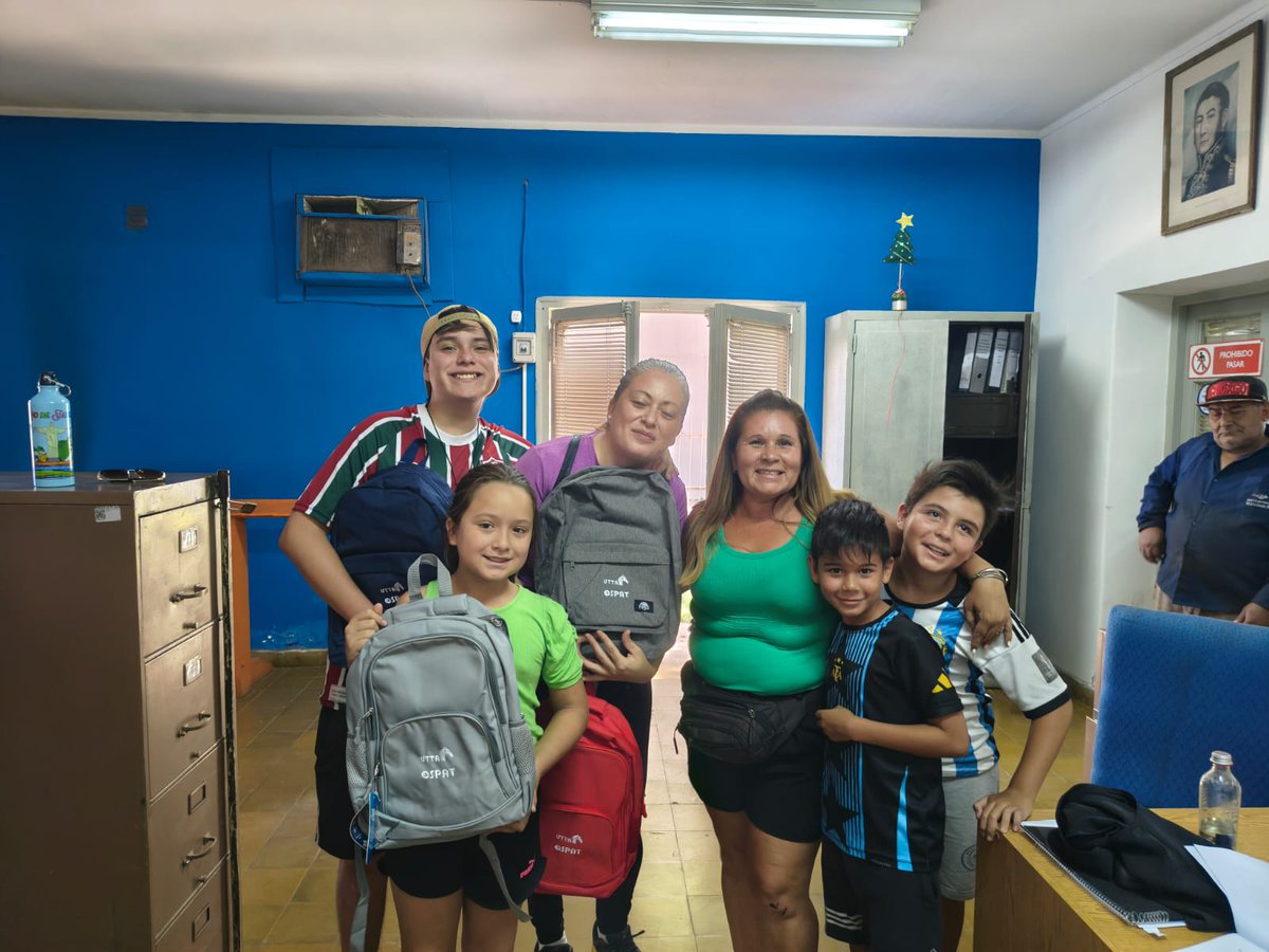UTTAturfyafines's tweet photo. ¡Seguimos entregando mochilas escolares!
Con el compromiso de siempre, la #UTTA continua accionando junto a las familias del turf en cada rincón del país.
Compartimos imágenes de la entrega en #Mendoza https://t.co/5GrO6zwI0D