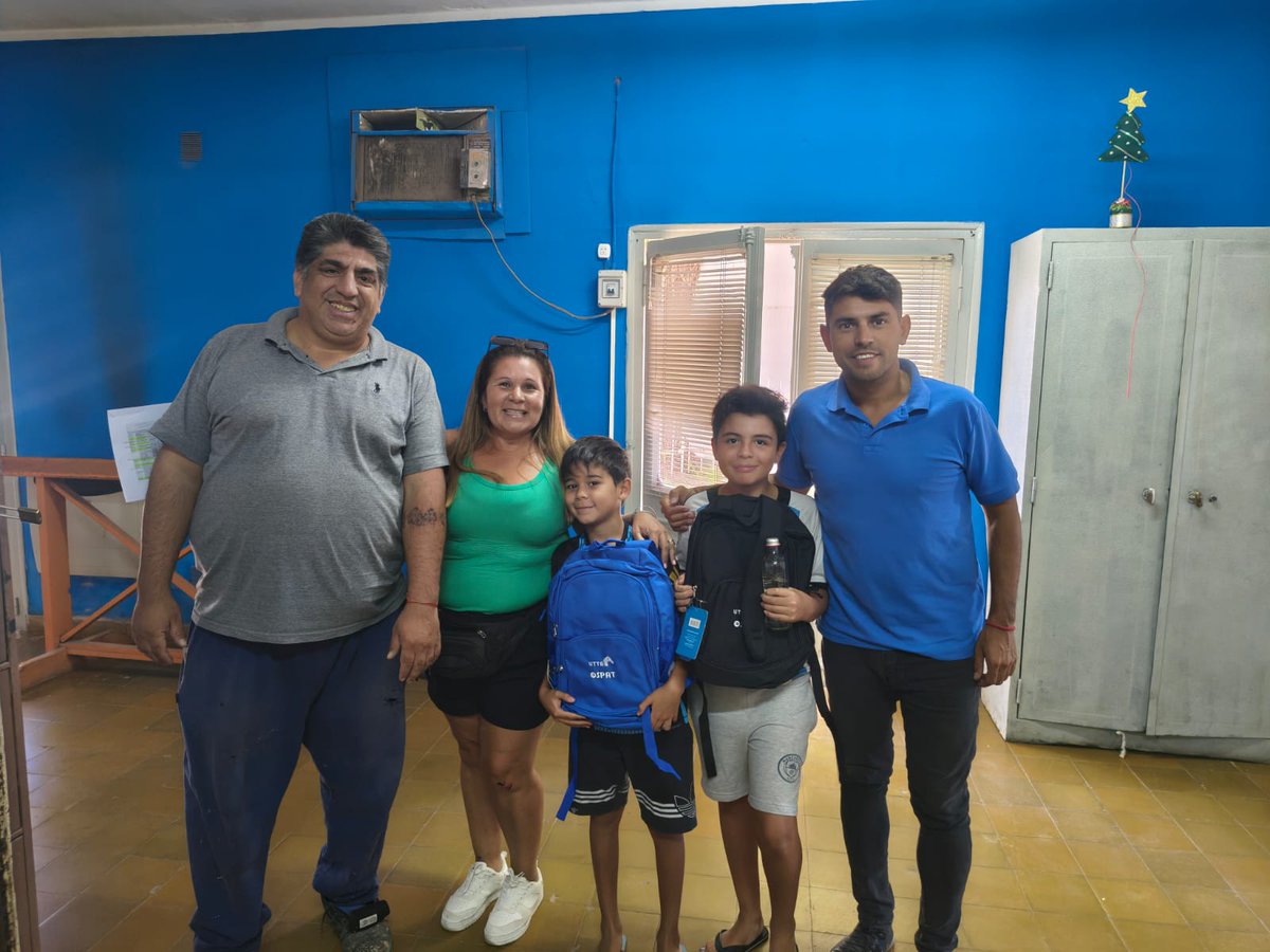 UTTAturfyafines's tweet photo. ¡Seguimos entregando mochilas escolares!
Con el compromiso de siempre, la #UTTA continua accionando junto a las familias del turf en cada rincón del país.
Compartimos imágenes de la entrega en #Mendoza https://t.co/5GrO6zwI0D