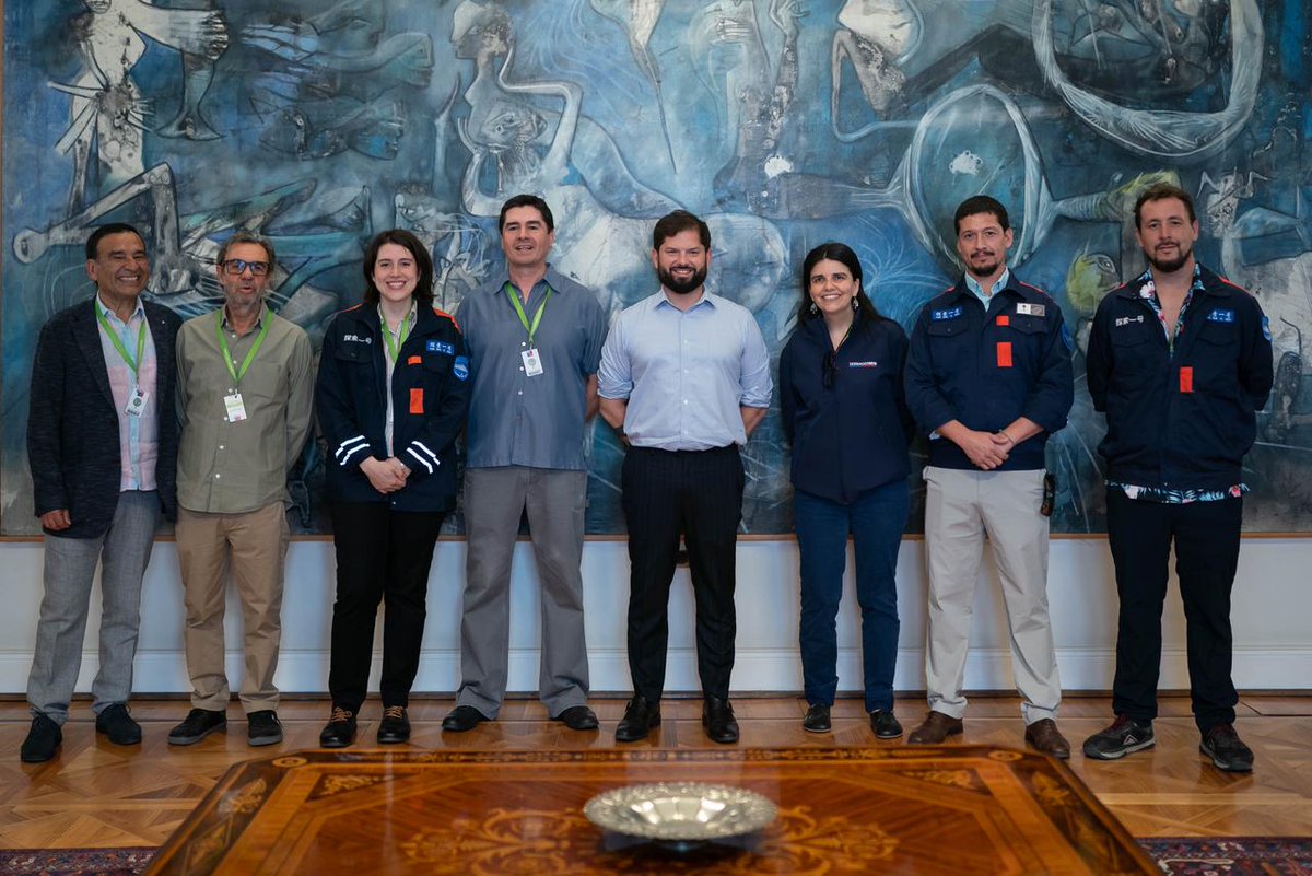Archivo20222026's tweet photo. El Presidente de la República, Gabriel Boric Font, se reunió con científicas y científicos que participaron de la Expedición Conjunta China-Chile a la Fosa de Atacama (JCATE 2026), liderada por el Instituto Milenio de Oceanografía (@IMOChile) y el Instituto de Ciencia e Ingeniería de Aguas Profundas (IDSSE) de la Academia China de Ciencias.

En la delegación estuvo presente Valeria Cortés, la primera mujer en la historia en descender a la Fosa de Atacama, y a Paola Peña, geóloga de @Sernageomincl  que se convirtió en la primera funcionaria pública en realizar una inmersión científica de estas características.