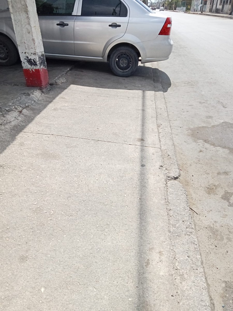 ⚠️ Vecinos de la Región 227 de Cancún reportan que sobre la Av. 18 unidades se encuentran estacionadas sobre las banquetas, obligando a los peatones a caminar sobre la calle y exponiéndose a posibles accidentes.