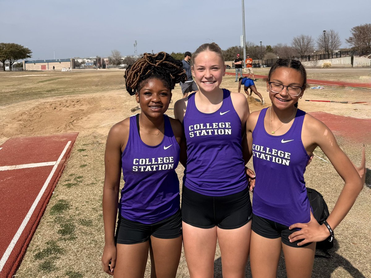 CStatTF's tweet photo. ➡️➡️↗️Panther Relays TJ↖️⬅️⬅️

🥇Kairi Leggett🥇 takes FIRST in VARSITY triple jump with a jump of 34 2 1/4!! 

Cora taking 7th with some solid jumps, and Michaella had some good jumps to kick of the season👊

#SandyHairDontCare https://t.co/FVPfnGVnbU