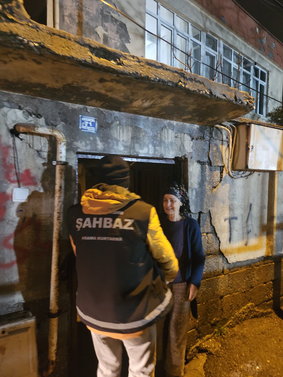 Bizim davamız hakka hizmet yolumuzda millete hizmettir depremzede kardeşlerimizin ramazan yardımlarını gece gündüz demeden ulaştırmaya devam ediyoruz