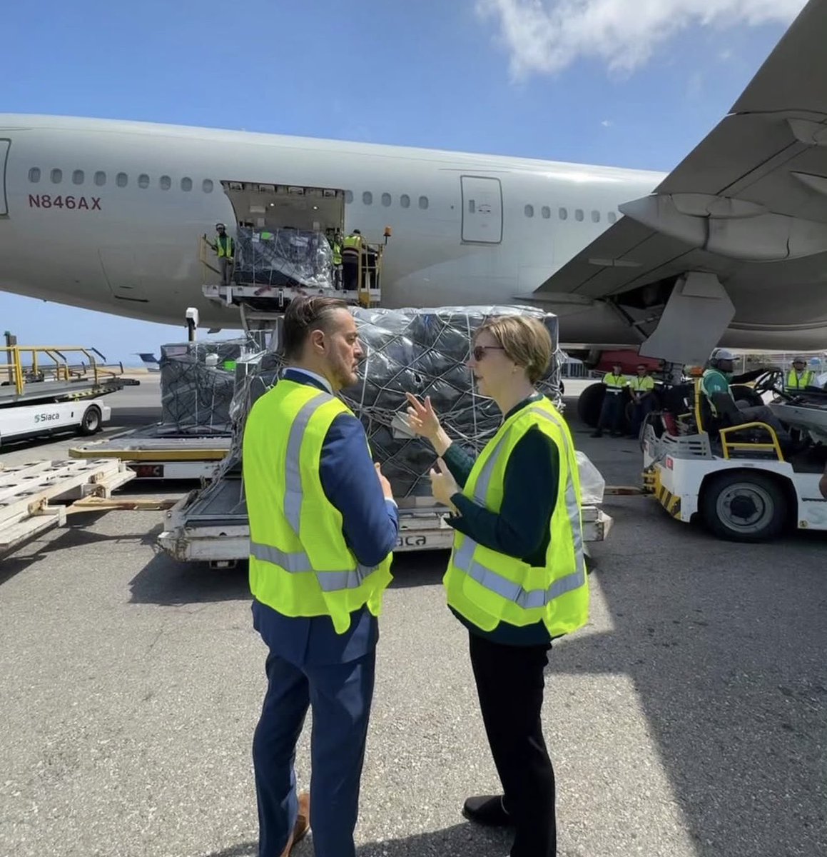 Mas de 6.000 kilos de medicamentos para el pueblo Venezolano. Llegando directamente desde aquí de Estados Unidos…

Controlados y distribuidos por Laura Dogu.