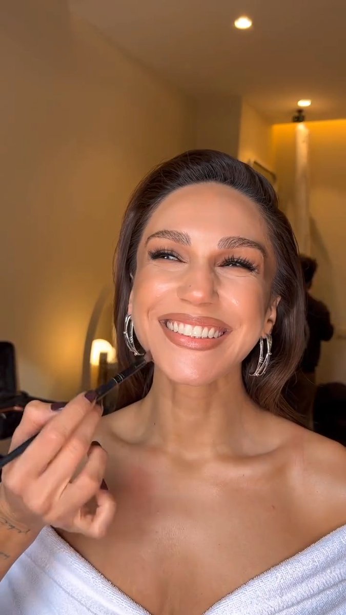 Gülünce kısılan gözlerine zaafım var