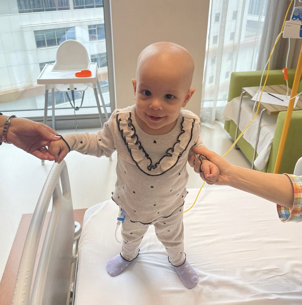 Sevgi ;
Henüz 10 aylık olan
Lösemili bir bebeği
ellerinden tutarak ayağa kaldırmaktır .
Daha bebekliğini, anne - baba ve kardeş sevgisini tadamadan , hastane odasında güzel günleri bekleyen yavrumuzu iyileştirmek ve mucizeyi gerçekleştirmektir . 
İYİ Kİ 💖 LÖSEV 💕 VARMIŞ 🧡