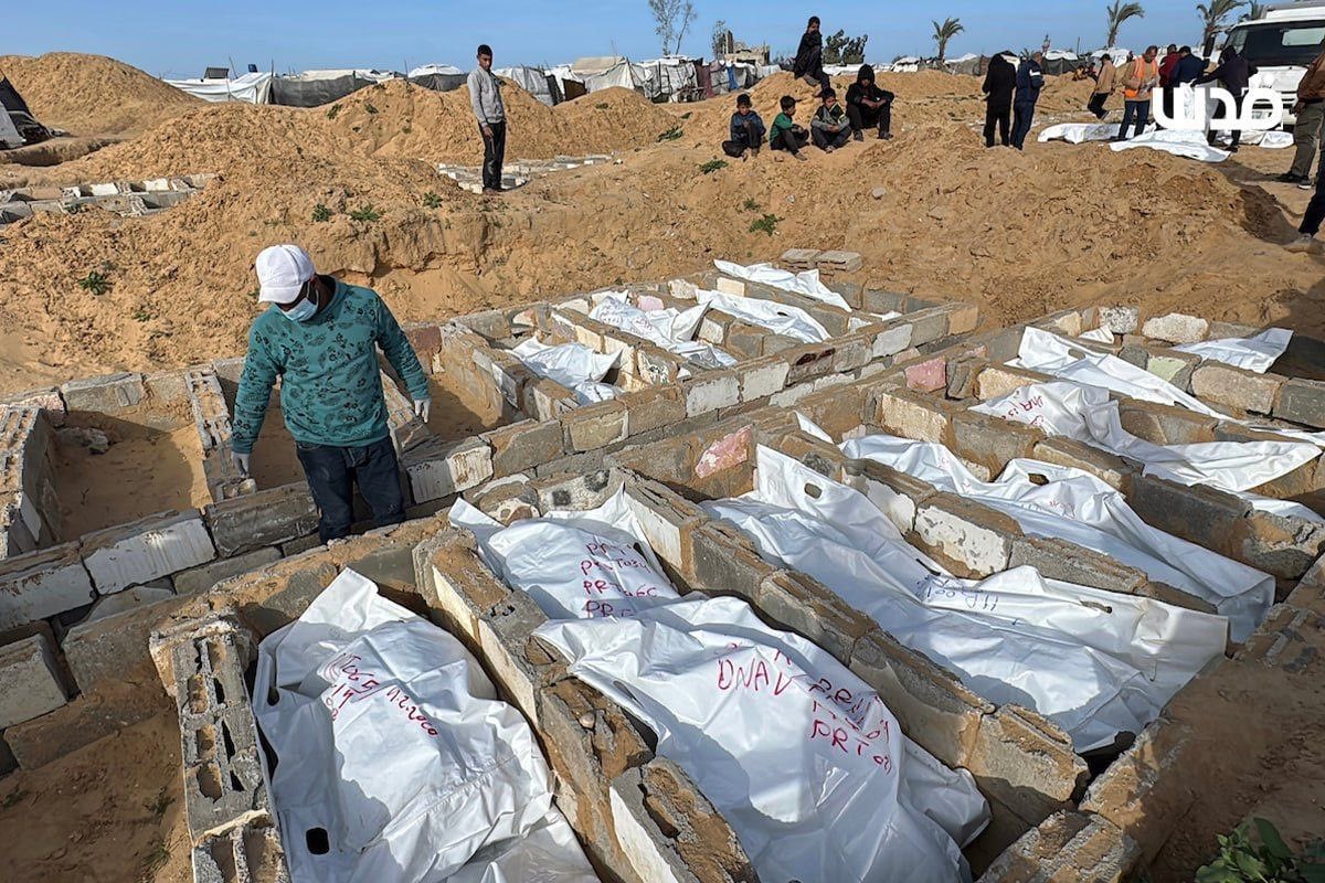 Bu gün Gazze'de şehitlere ait kimliği bilinmeyen 53 naaş mezara verildi..

- Gazze'nin acıları bitmiyor.