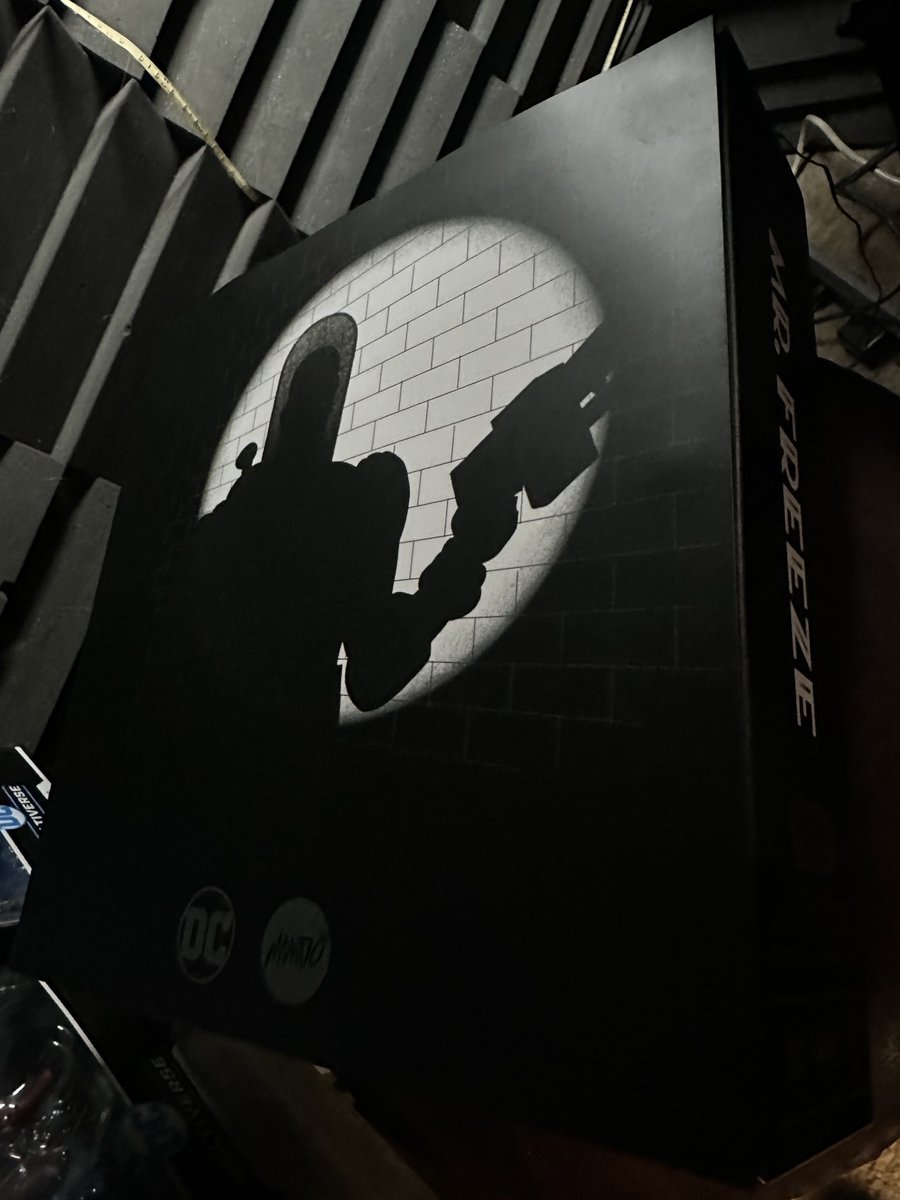 ReviewFischer's tweet image. I am Uber excited for this one!!

Mondo’s noir Mr. Freeze from #BatmantheAnimatedSeries 

I wanted the regular version by they sell for $500-600. Ridiculous. This is from the Big Bad Toystore and they were on sale for only $99.
#Batman #DCComics