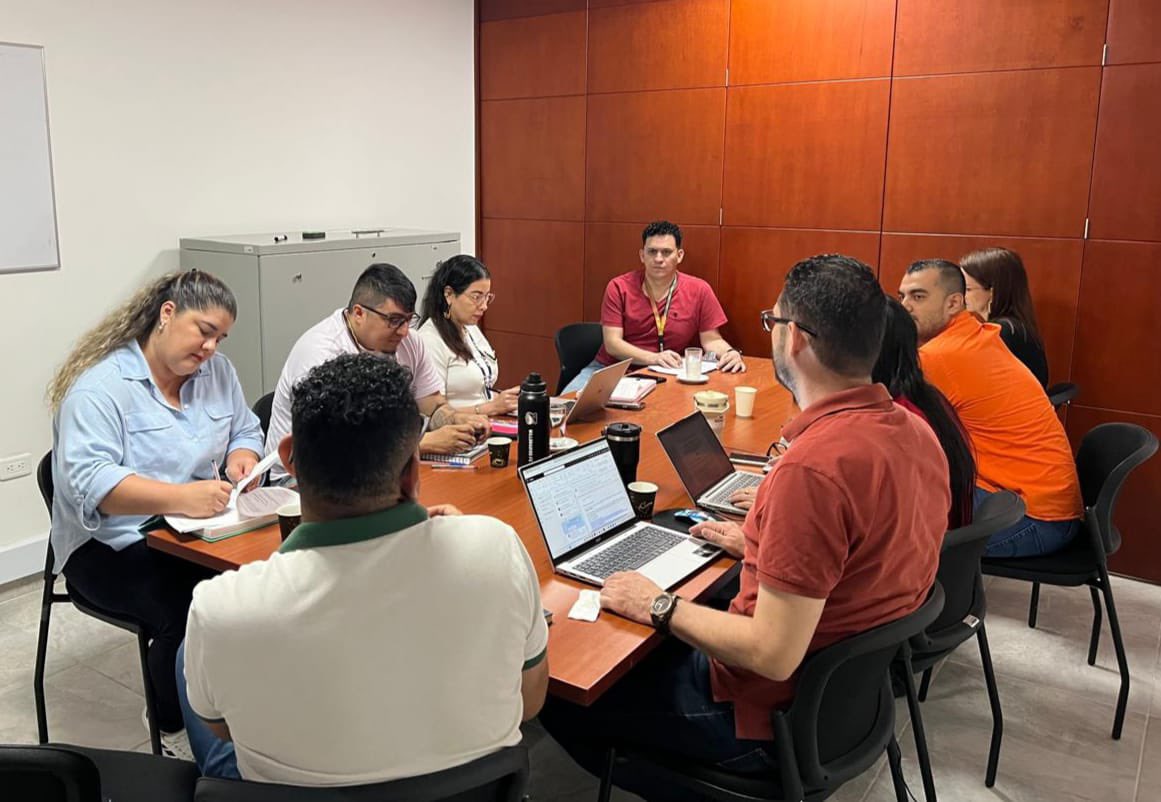 URestitucion's tweet photo. En #Caquetá, nuestro director territorial en el departamento, el doctor Uber Llanos, se reunió con Leidy Alexandra Chicué, enlace de la @JEP_Colombia, y los equipos de trabajo, para abordar los casos de hatos La Montañita y Peñas Coloradas, en Cartagena del Chairá, y del pueblo Korebaju, en los municipios de Milán y Solano, comunidades que sufrieron afectaciones en el marco conflicto entre las Farc y la Fuerza Pública.

👉🏼Estas comunidades tienen solicitudes de restitución de tierras, por lo cual se busca mejorar el flujo de la información por parte de ambas entidades y fortalecer la atención a las víctimas. 

¡Con dignidad, estamos cumpliendo!