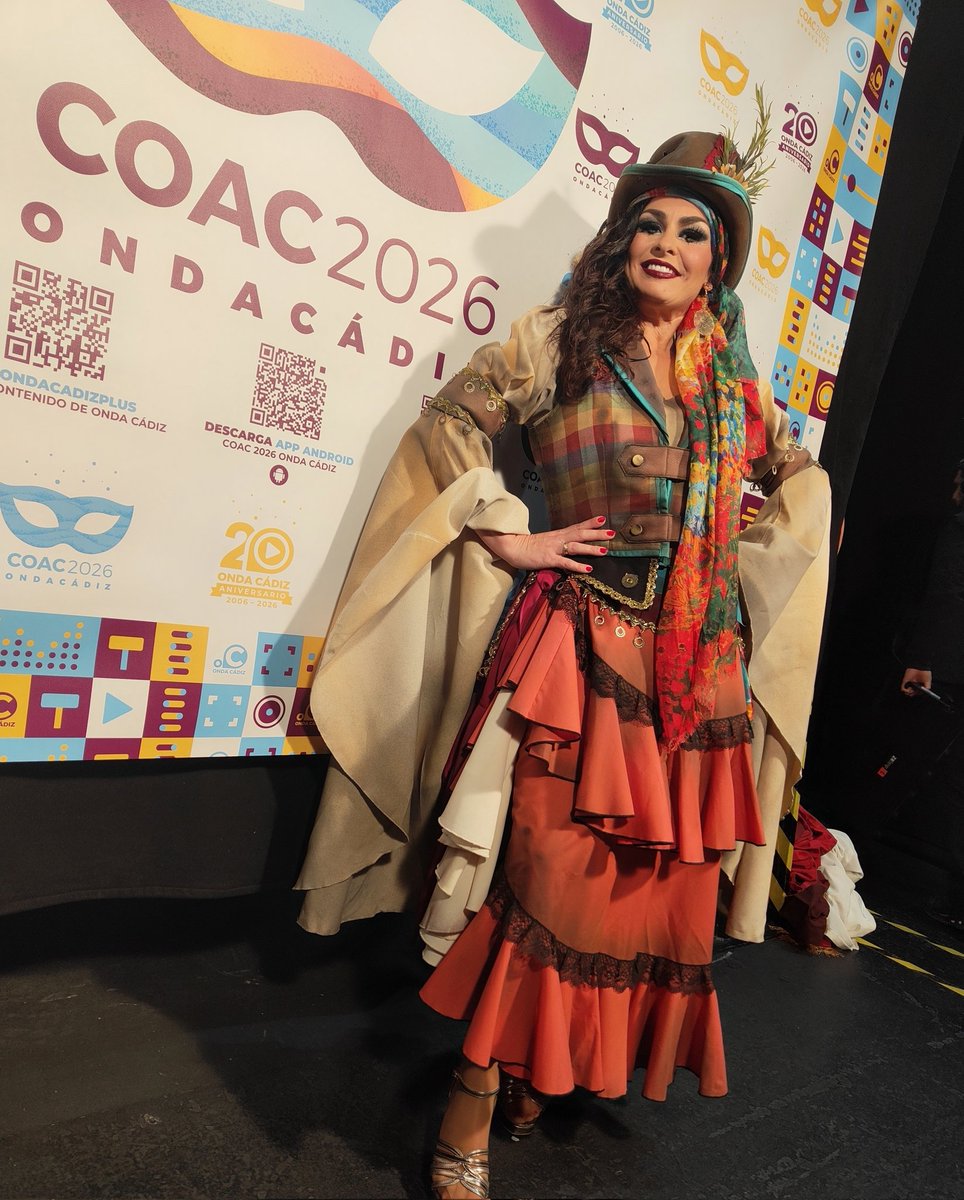 Final de #Falla, la noche más bonita. Mi homenaje al grupo de Carmen Jiménez, una comparsa que marcó camino.'La cara oculta de la luna', de Romero Bey (2018) Mi agradecimiento a Carolina García Orihuela por este tipo, diseñado por Arte Vida Factory #COAC2026 #Coac2026final