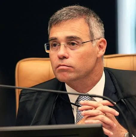zfabrogmailcom's tweet photo. O MUNDO GIRA.😂
Como será que ta a cabeça do Alcolumbre?
Boicote de Alcolumbre a Mendonça.

A relação entre o ministro  André Mendonça e o senador Davi Alcolumbre  foi marcada por tensões em 2021, quando, na presidência da CCJ, Alcolumbre segurou por cinco meses a sabatina de Mendonça, indicado pelo Presidente Bolsonaro. 
Após aprovação, Mendonça assumiu a vaga e, em 2026, relata casos envolvendo o Banco Master, gerando tensões no Congresso.