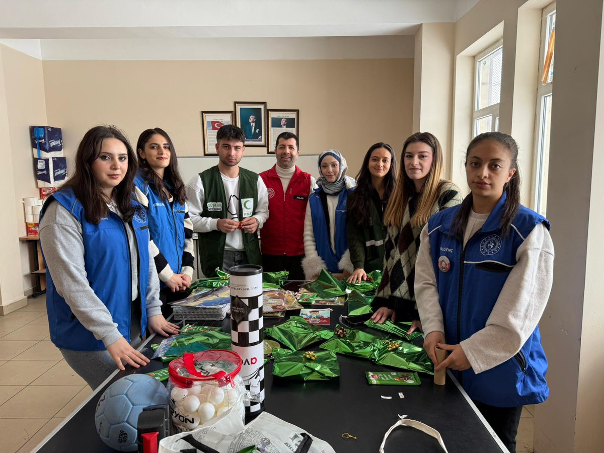 📍Hürriyet Köyü
AİÇÜ Genç Yeşilay Öğrenci Kulübü üyeleri ve Genç Ofis gönüllülerimzle birlikte Hürriyet Köyü İlkokulu minikleriyle buluştuk🤗Hijyen ve sağlıklı yaşam konularında bilgilendirmeler yapılıp hediyeler verildi.Yüzlerde tebessüm yüreklerde mutluluk çoğaldı❤️
#GSBGençlik