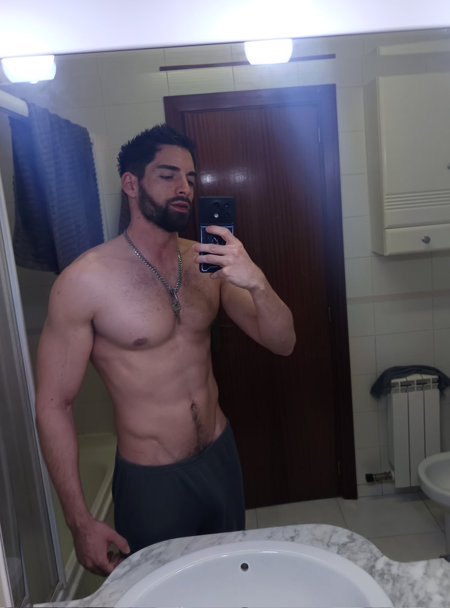 JotaBD20's tweet photo. Estuve 2 semanas sin entrenar porque tuve una bajona muy fea pero esta semana no falté ni un dia, me veo más peke peeero volví al ruedo que es lo importante 🥹 a disfrutar del finde gente 💪🏻 https://t.co/7lrvzoo8r1