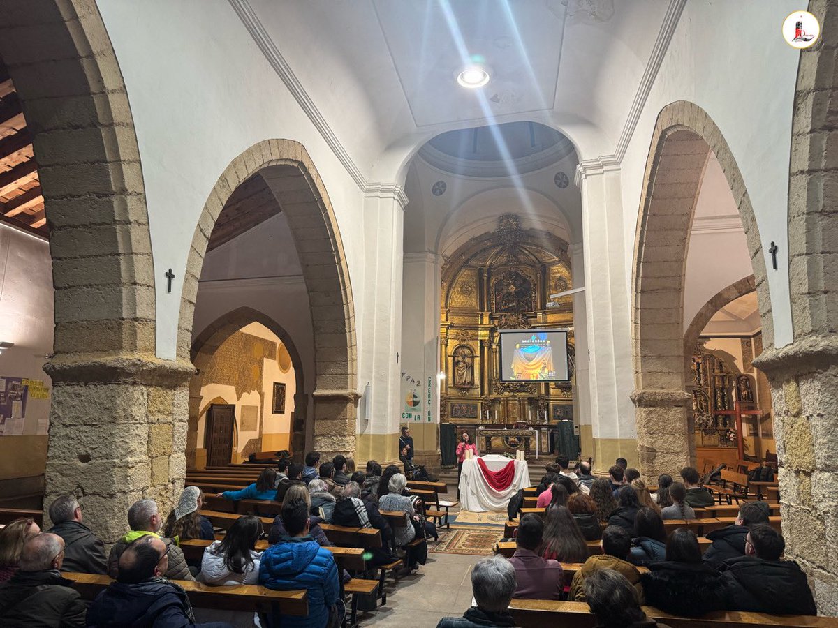 IglesiaEnLeon's tweet photo. 👉🏼 La ⛪ P. de Sta. Ana acoge un nuevo 🫂 #encuentro de🚰 ✝ '#Sedientos, jóvenes que tienen sed de ti' organizado por 🩵 @pasjuleon con ⚪🕯️ #adoración al Santísimo Sacramento tras la 🗣 #formación sobre el amor a cargo del @AreaFamiliaLeon con motivo de la #SemanaDelMatrimonio. https://t.co/KEwkb8FElH
