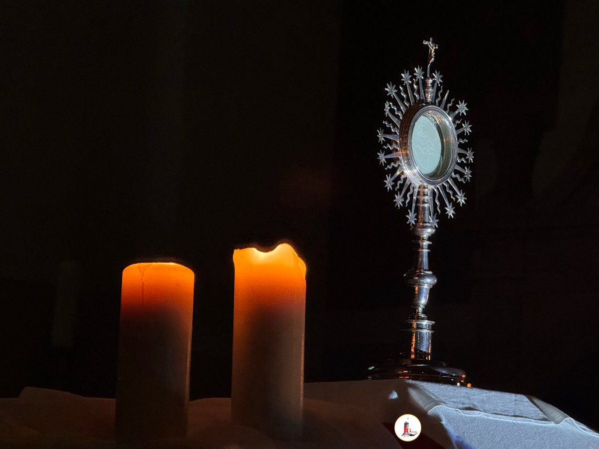 IglesiaEnLeon's tweet photo. 👉🏼 La ⛪ P. de Sta. Ana acoge un nuevo 🫂 #encuentro de🚰 ✝ '#Sedientos, jóvenes que tienen sed de ti' organizado por 🩵 @pasjuleon con ⚪🕯️ #adoración al Santísimo Sacramento tras la 🗣 #formación sobre el amor a cargo del @AreaFamiliaLeon con motivo de la #SemanaDelMatrimonio. https://t.co/KEwkb8FElH