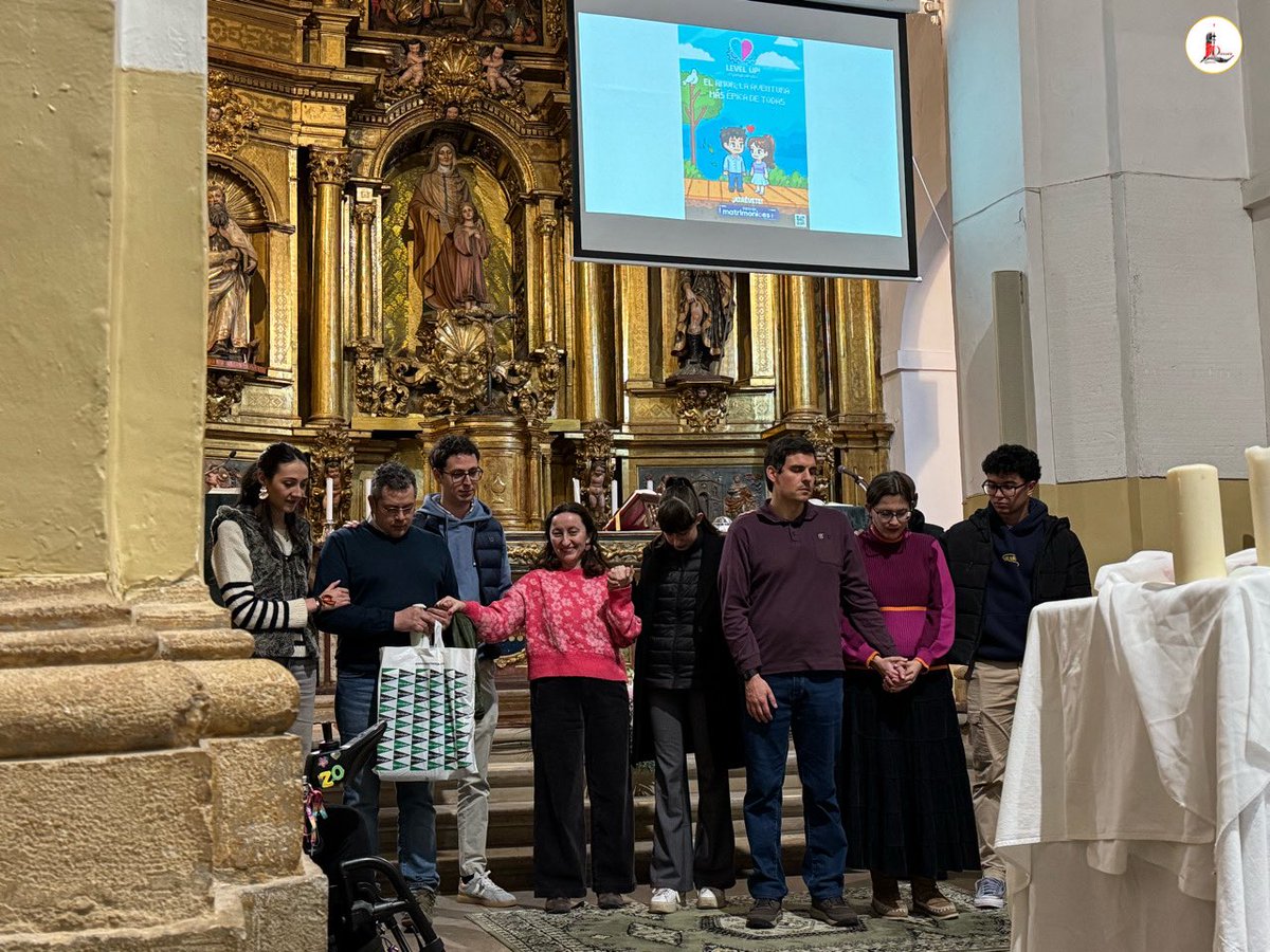 IglesiaEnLeon's tweet photo. 👉🏼 La ⛪ P. de Sta. Ana acoge un nuevo 🫂 #encuentro de🚰 ✝ '#Sedientos, jóvenes que tienen sed de ti' organizado por 🩵 @pasjuleon con ⚪🕯️ #adoración al Santísimo Sacramento tras la 🗣 #formación sobre el amor a cargo del @AreaFamiliaLeon con motivo de la #SemanaDelMatrimonio. https://t.co/KEwkb8FElH