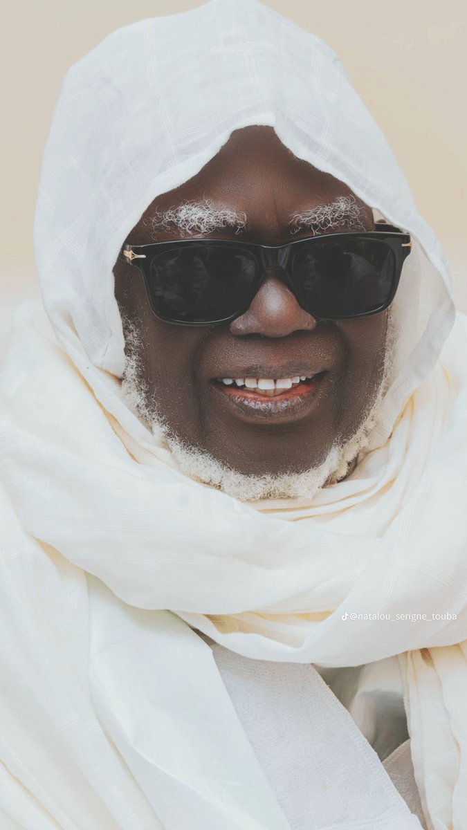 RIENqueLUI's tweet image. Baay Ndiaga Joob : 

1971 la Seriñ Muntaxa ñëwoon Saam Faal seetsi Seriñ Seex Faal Baayu Góor.
Sëriñ Seex Fall rayal ko ap gàtt, feesal ko bopam,togal ko bopam, taajal ko raaxussu, taajal ko
Ben bëg-neeg bu sàntt Mbaay ne Seriñ Seex Faal : ⤵️