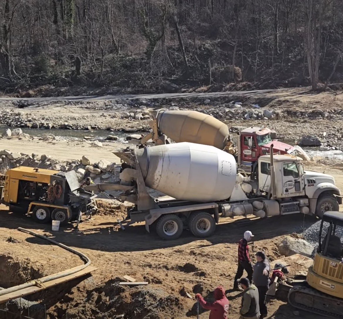 AnnieMDance's tweet photo. The Hickory Nut store was destroyed during Hurricane Helene from #BroadRiver flooding. Today, they found this dog statue as their grading company begins rebuilding in #ChimneyRock.
#RutherfordCountyNC #WNC https://t.co/qOflJPWqJn