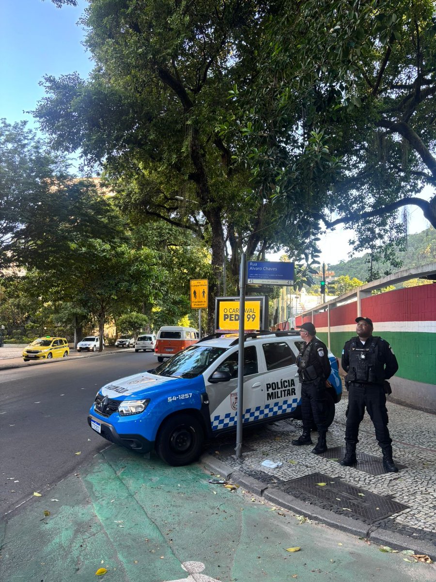 PMERJ's tweet photo. Policiais da #1CIPM intensificam o patrulhamento no cruzamento da Rua Pinheiro Machado com a Rua Álvaro Chaves, em Laranjeiras. Presença reforçada para garantir a segurança na região.
#ServireProteger https://t.co/G9vu43tMTM