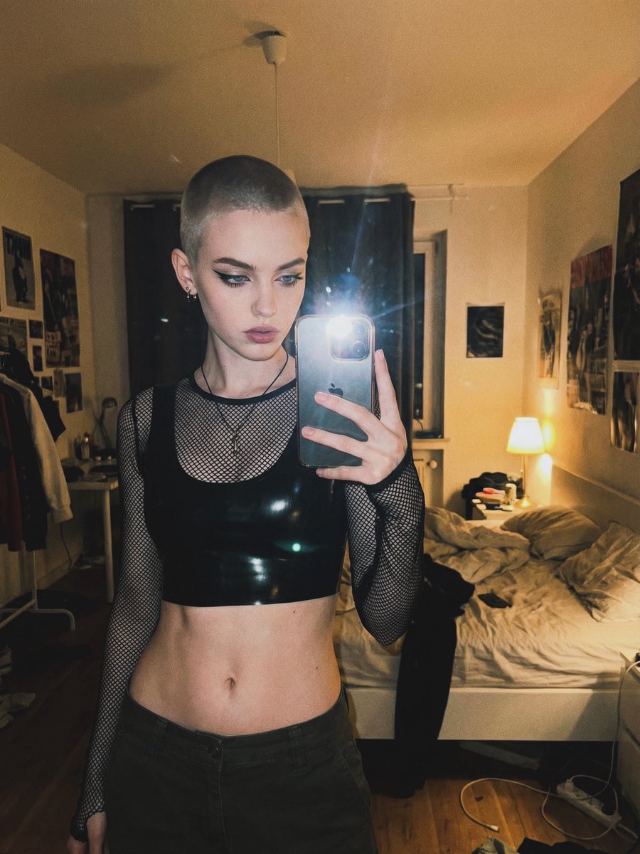 Violetonyx666's tweet photo. Friday night 🖤 Friday the 13th 💀 https://t.co/07eI6fCb2d