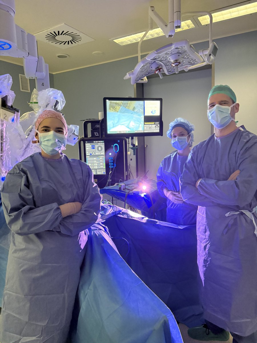 Hoy los Doctores <a href="/BalibreaJose/">Jose M. Balibrea MD, PhD, FACS</a> y <a href="/JordiTarasco/">Jordi Tarascó, MD PhD</a> han visitado nuestra casa <a href="/HUReyJuanCarlos/">Hosp.Rey Juan Carlos</a> para hablarnos de su experiencia en cirugía robótica de urgencia y ver las ventajas del robot DV5. Gracias por venir, un honor 🦾 <a href="/abexDaVinci/">ABEX Excelencia Robótica</a> . Gracias a todo el equipo por el buen trabajo!