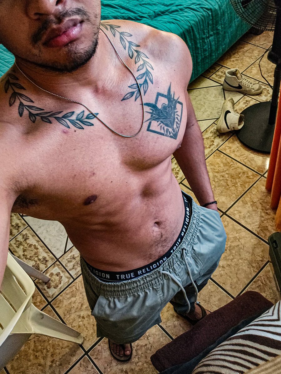 Chavozap's tweet photo. Imagínate dormir conmigo y que a mitad de la noche sientas esto rozando tu 🍑 
¿Qué es lo que harías después? 👀 https://t.co/ljeCUW7EV1