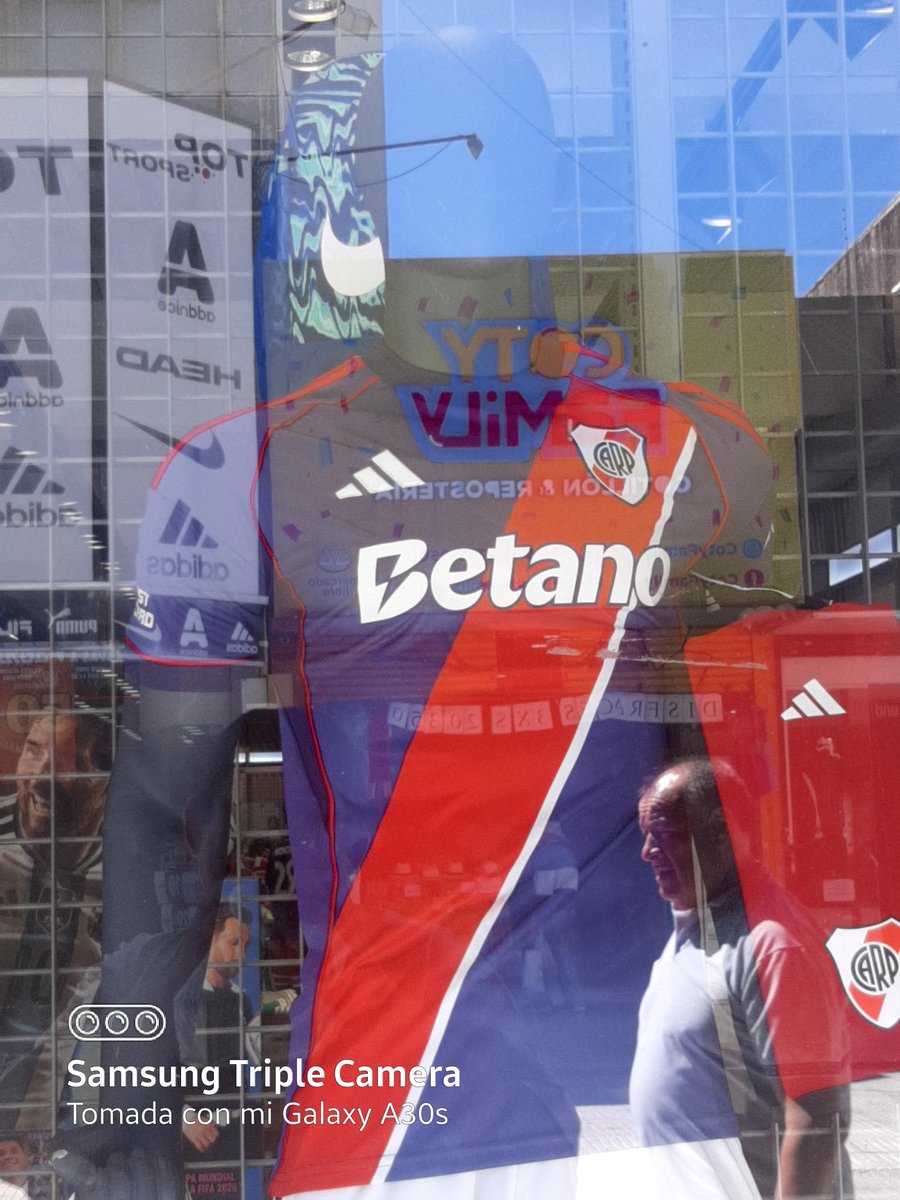 Caminando por Lomas de Zamora encuentro en una tienda ésto 😳😳😳
Hinchas de River ,que les parece??
