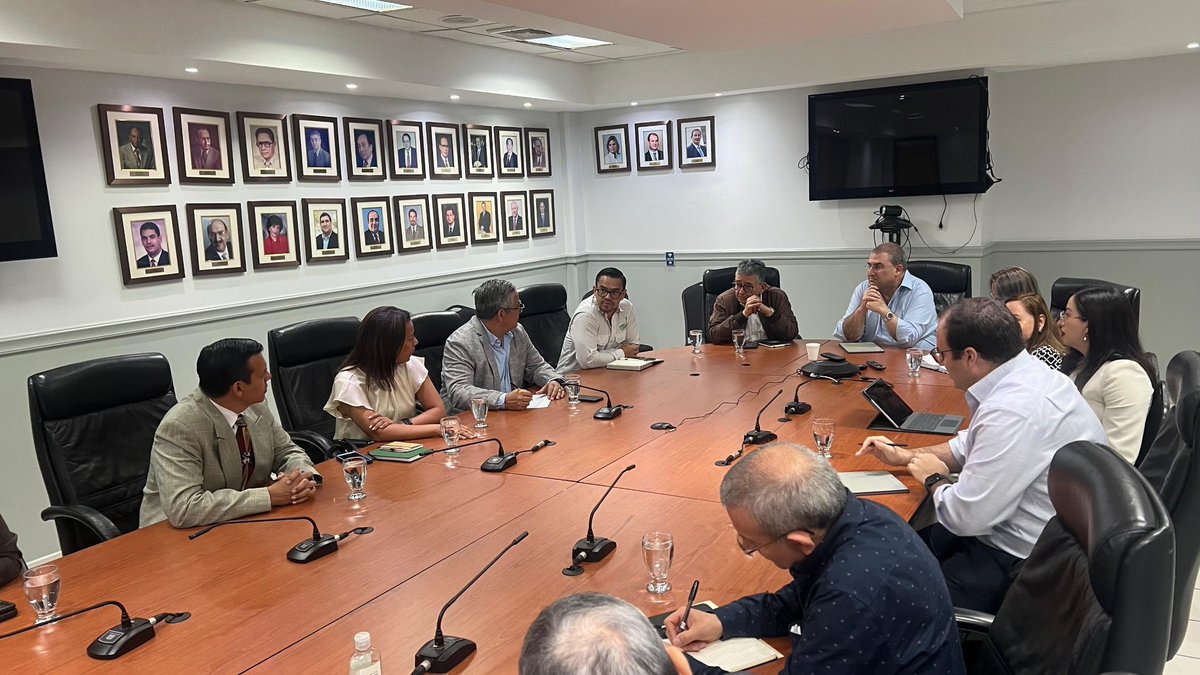 AHER participó en el COHEP en reunión con el gerente de la ENEE, Ing. Eduardo Oviedo García. ⚡

Se presentó el plan a corto plazo para enfrentar la crisis y avanzar hacia soluciones reales para la estabilidad del sector eléctrico. 🤝🇭🇳

#AHER #ENEE #EnergíaParaHonduras
