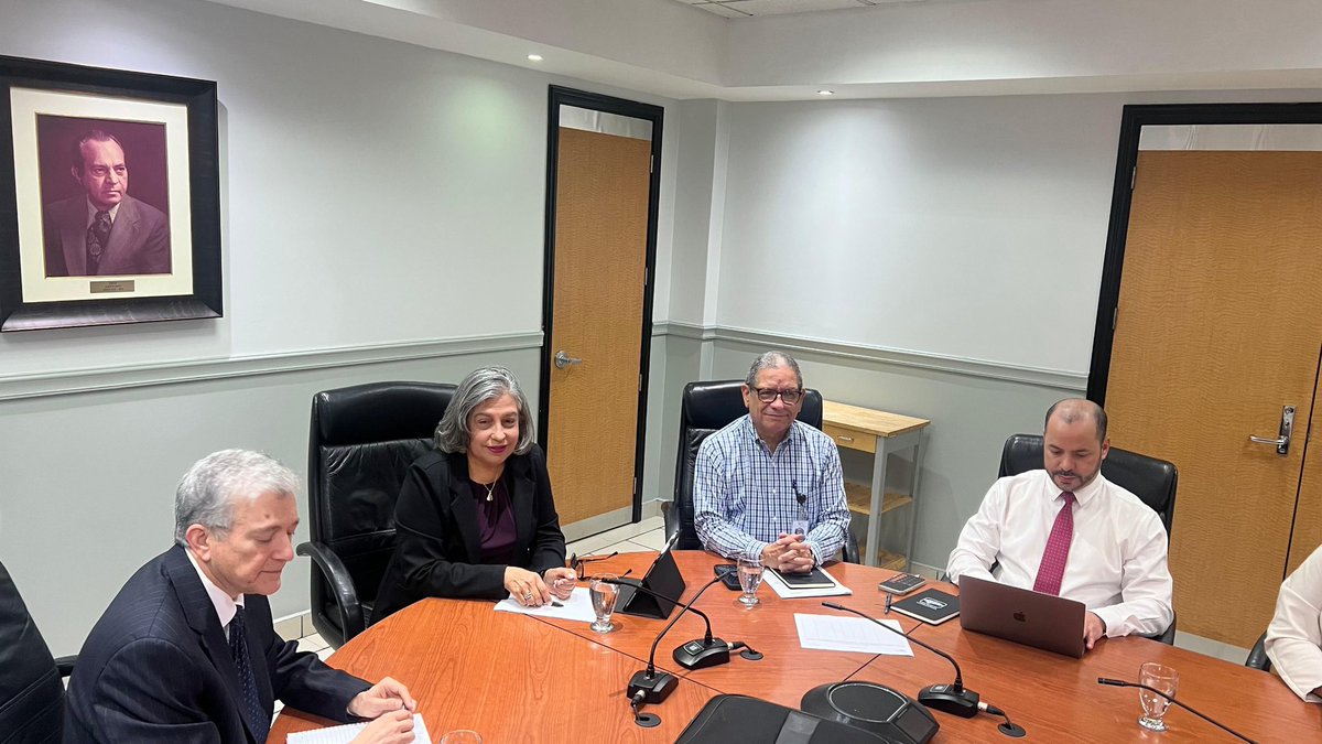 AHERenovable's tweet photo. AHER participó en el COHEP en reunión con el gerente de la ENEE, Ing. Eduardo Oviedo García. ⚡
Se presentó el plan a corto plazo para enfrentar la crisis y avanzar hacia soluciones reales para la estabilidad del sector eléctrico. 🤝🇭🇳
#AHER #ENEE #EnergíaParaHonduras https://t.co/n7aDWDOt2F