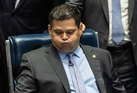 zfabrogmailcom's tweet photo. O MUNDO GIRA.😂
Como será que ta a cabeça do Alcolumbre?
Boicote de Alcolumbre a Mendonça.

A relação entre o ministro  André Mendonça e o senador Davi Alcolumbre  foi marcada por tensões em 2021, quando, na presidência da CCJ, Alcolumbre segurou por cinco meses a sabatina de Mendonça, indicado pelo Presidente Bolsonaro. 
Após aprovação, Mendonça assumiu a vaga e, em 2026, relata casos envolvendo o Banco Master, gerando tensões no Congresso.