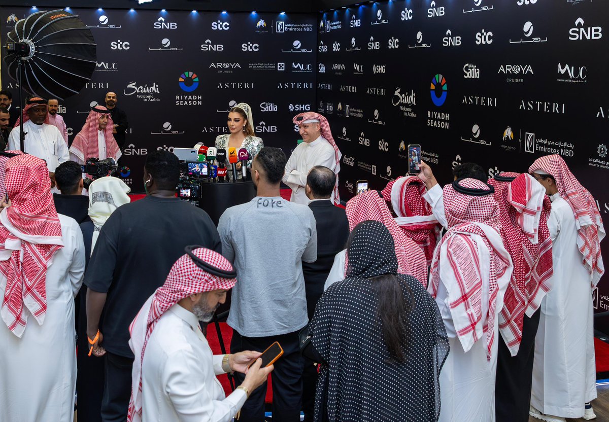 RotanaLive's tweet photo. خلف الكواليس في المؤتمر الصحفي 📸
أيقونة الشرق #أصالة ورئيس مجلس الإدارة والرئيس التنفيذي لمجموعة روتانا للموسيقى أ. #سالم_الهندي 😍

#ليلة_أصالة 
#موسم_الرياض
#روتانا_لايف

@Turki_alalshikh 
@AssalaOfficial 
@salhendi 
@RiyadhSeason 
@Mabdoarena 
@EmiratesNBD_KSA https://t.co/qUVNyiFY6O