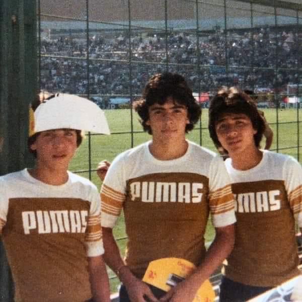 Uffffffff

Hace muchos, muchos, pero muchos años, 😄😄😄 

Gracias por enviarme la foto
🙏🙏🙏🤍🤍🤍

Este fue si no mal recuerdo en el viejo estadio del Español de Barcelona, en un juego del mundial España 82, nosotros fuimos con Pumas a un Mundialito Infantil en Barcelona a la