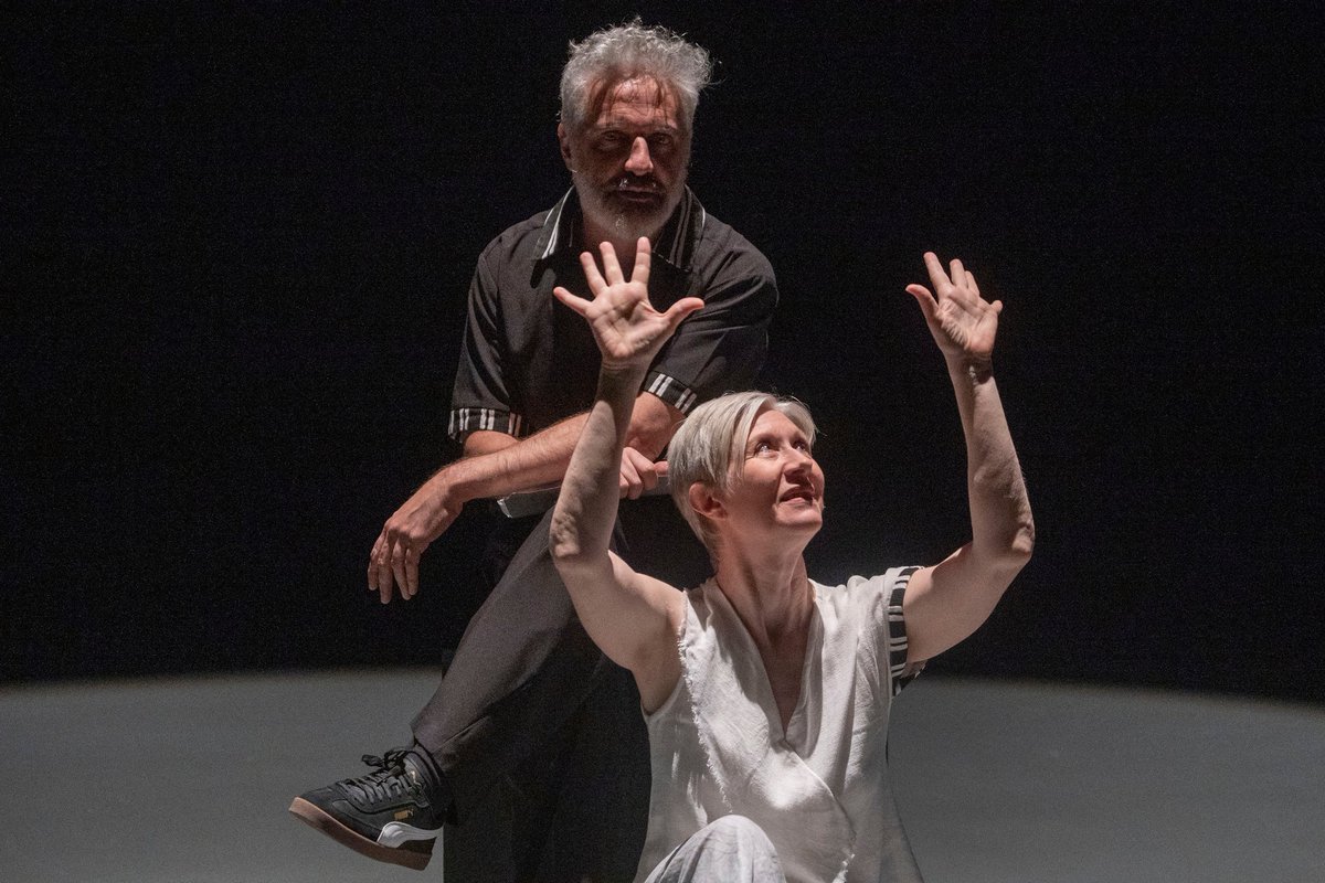 Encajonados propuso un cruce entre cuerpo y palabra para pensar la danza como espacio de reflexión. La lecture/demo de Tatiana Zugazagoitia y Sebastián García Ferro cuestionó el exceso de información y reivindicó al cuerpo como lugar de escucha y sentido.

<a href="/tatzudanza/">tatiana zugazagoitia</a>