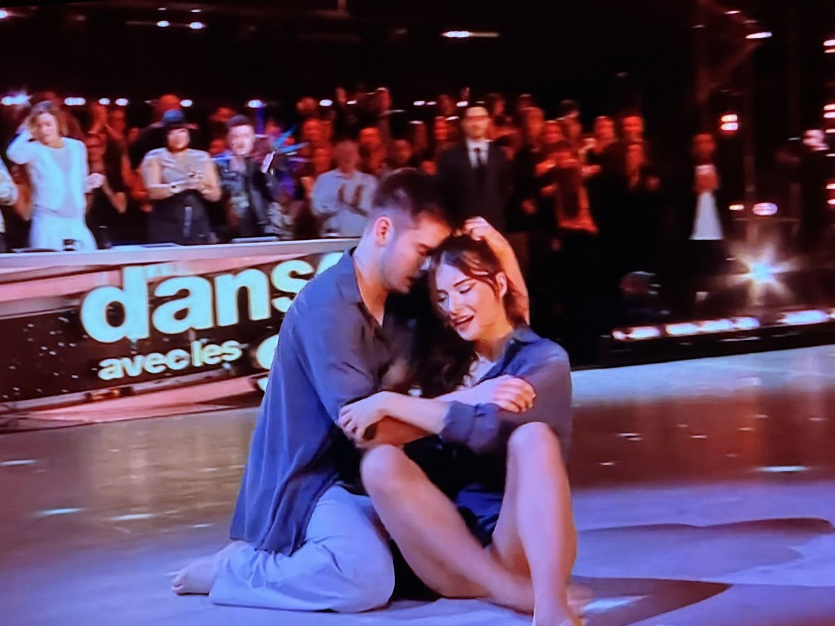 Mais quelle presta bouleversante de Julien Lieb pour son papa décédé, avec une Elsa au bord des larmes, et tout le monde debout. C’est pour ce genre de moment que #DALS est vraiment une émission incroyable 🥹 (perso je suis en chialade 😂)