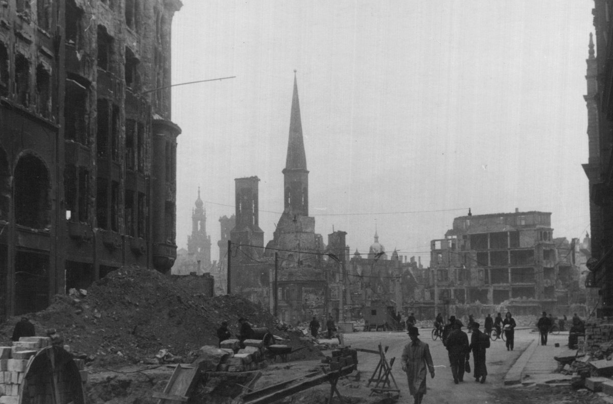 In ganz Dresden läuten jetzt gerade die Kirchenglocken. Heute vor 81 Jahren um dreiviertel zehn Uhr abends begann der Angriff. In memoriam 13. Februar 1945.

(Photo: Postplatz, Anfang 1946).