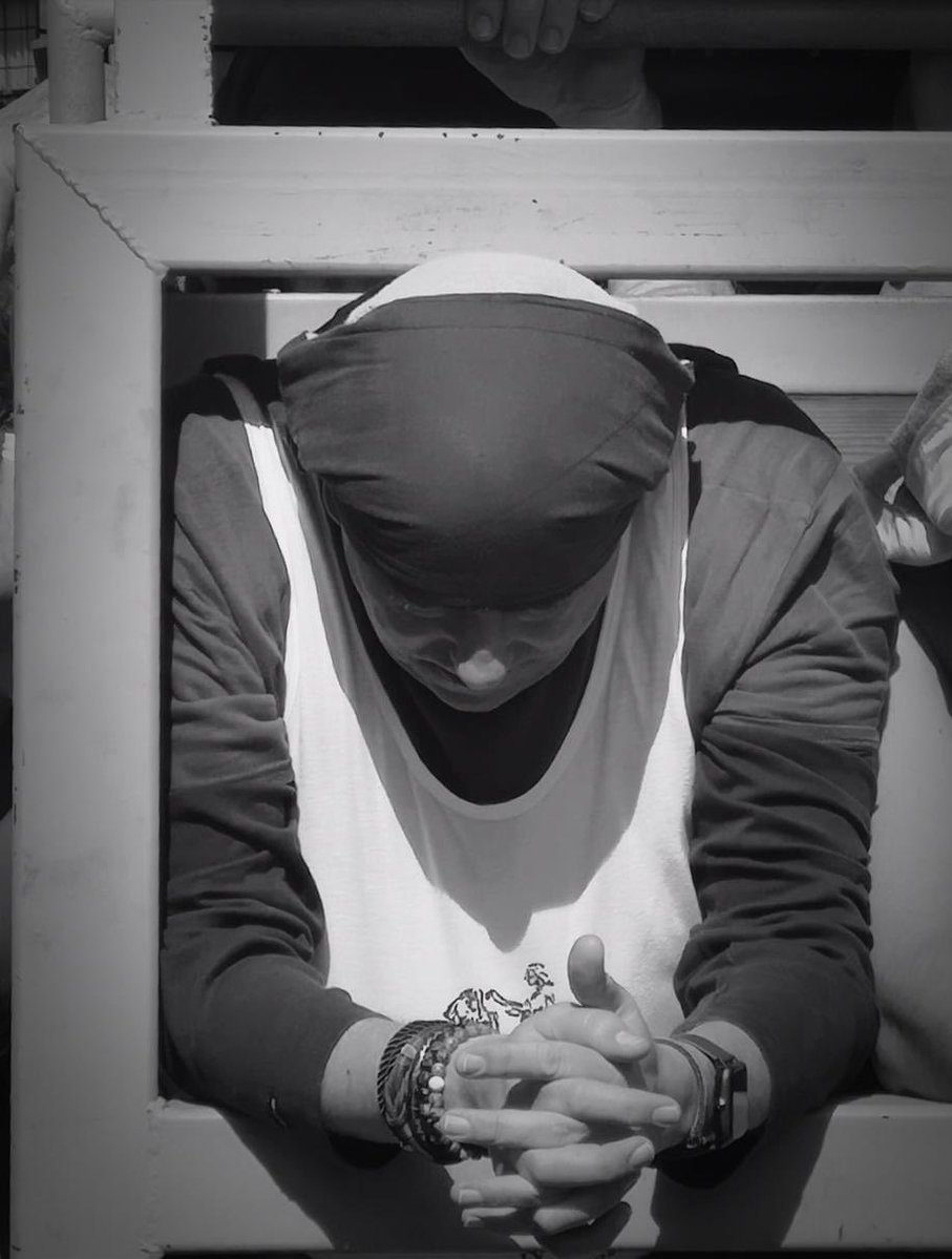 Hoy, después de mucho tiempo, vuelvo a sacar mi ropa fiel, esa que sabe lo que significa y representa en mi vida.
La que nunca me abandonó, la que siempre estuvo, la que un día guardaré para que juntos, cuando vaya a verla, recordemos lo vivido.

El oficio más hermoso del mundo.