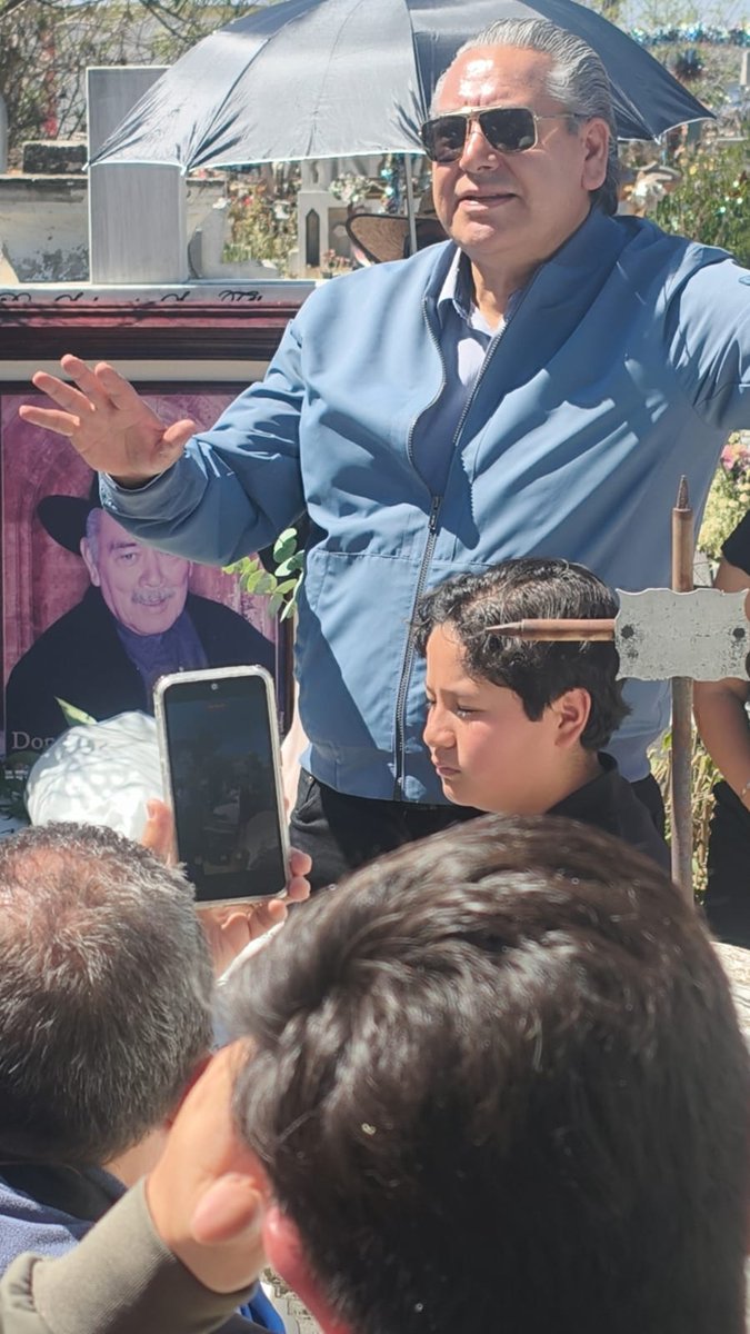 AliadosPuebla's tweet photo. Asisten empresarios, trabajadores de las diferentes ramas industriales, y representantes sindicales, además de su hermano Alejandro de 93  y amigo Andrés de 94 años de empacadora #sanmarcos al homenaje póstumo del 13o Aniversario de Don Salomón Soto Téllez @leobardosoto https://t.co/fTXteBgMv2