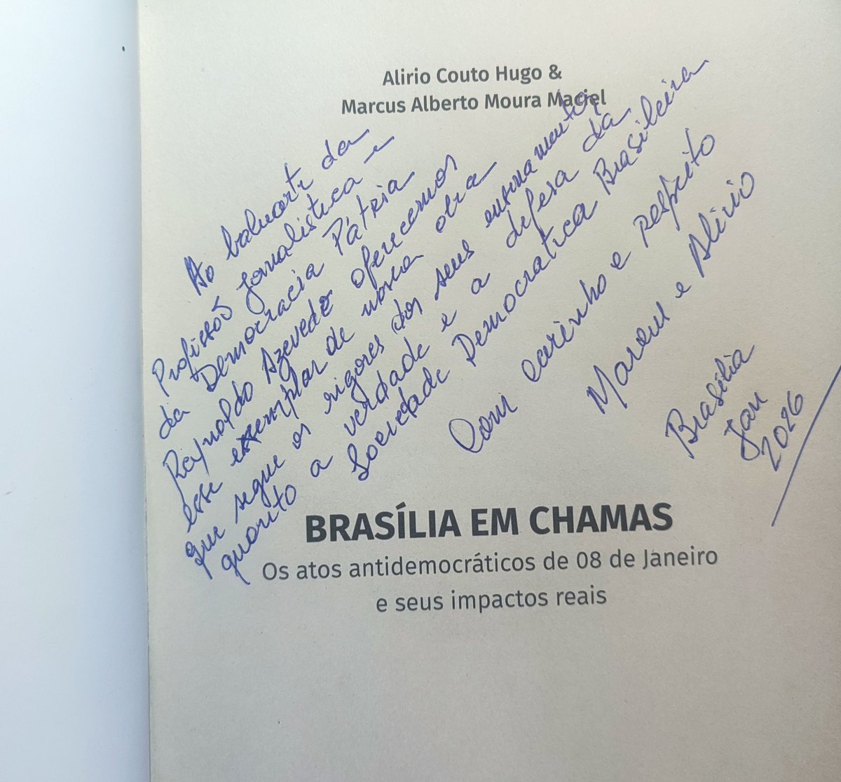 DFProfessor's tweet photo. Eu e @CoutoAlirio fizemos chegar ao ícone do Jornalismo Democrático @reinaldoazevedo o "Brasília em Chamas" que eternizou  o desafio ao ex Juiz e Min. da Justiça do presidiário de mostrar onde estão as provas contra o Presidente Lula na despudorada "Operação Lava Jato"‼️🏳️‍⚧️🏳️‍🌈🇧🇷👊 https://t.co/6wen6C3n7O