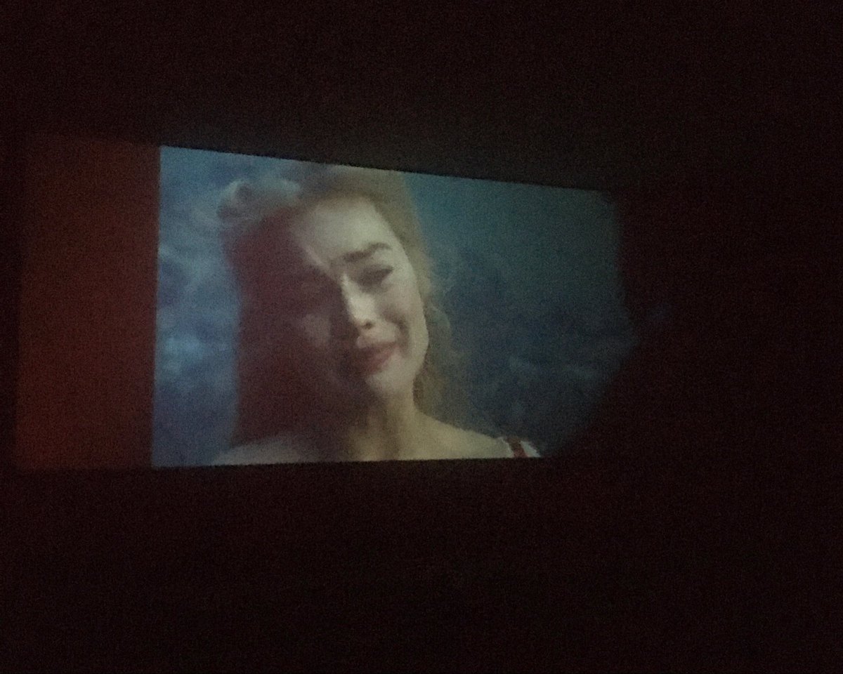 birisi saçlarımdan tutup yüzüm parçalanana kadar duvara vursaydı bu kadar ağlayamazdım. tüm ekibe ben senelerce cesaretimi toplayıp okuyamadım bile şimdi beni nasıl bu kadar ağlattınız ki diyip bir tur daha ağlamak istiyorum. çarptı ya. çarptı