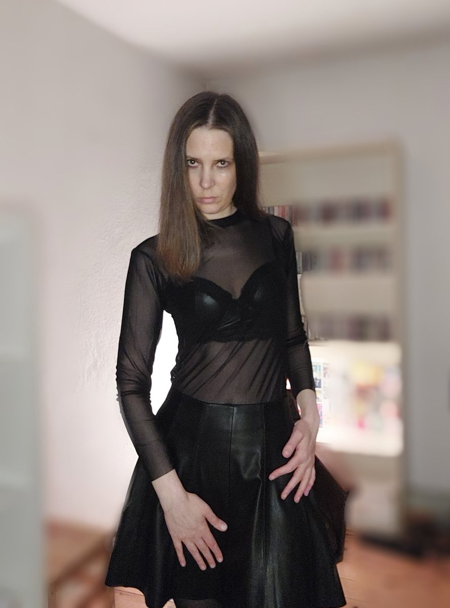 Die Königin hat heute Geburtstag und Du darfst schön abdrücken! Also sende brav Geld oder Gutscheine! Und sag artig Danke!
#findom #femdom #goddess #worship #herrin #geldherrin #paypig #zahlsklave #geldsklave