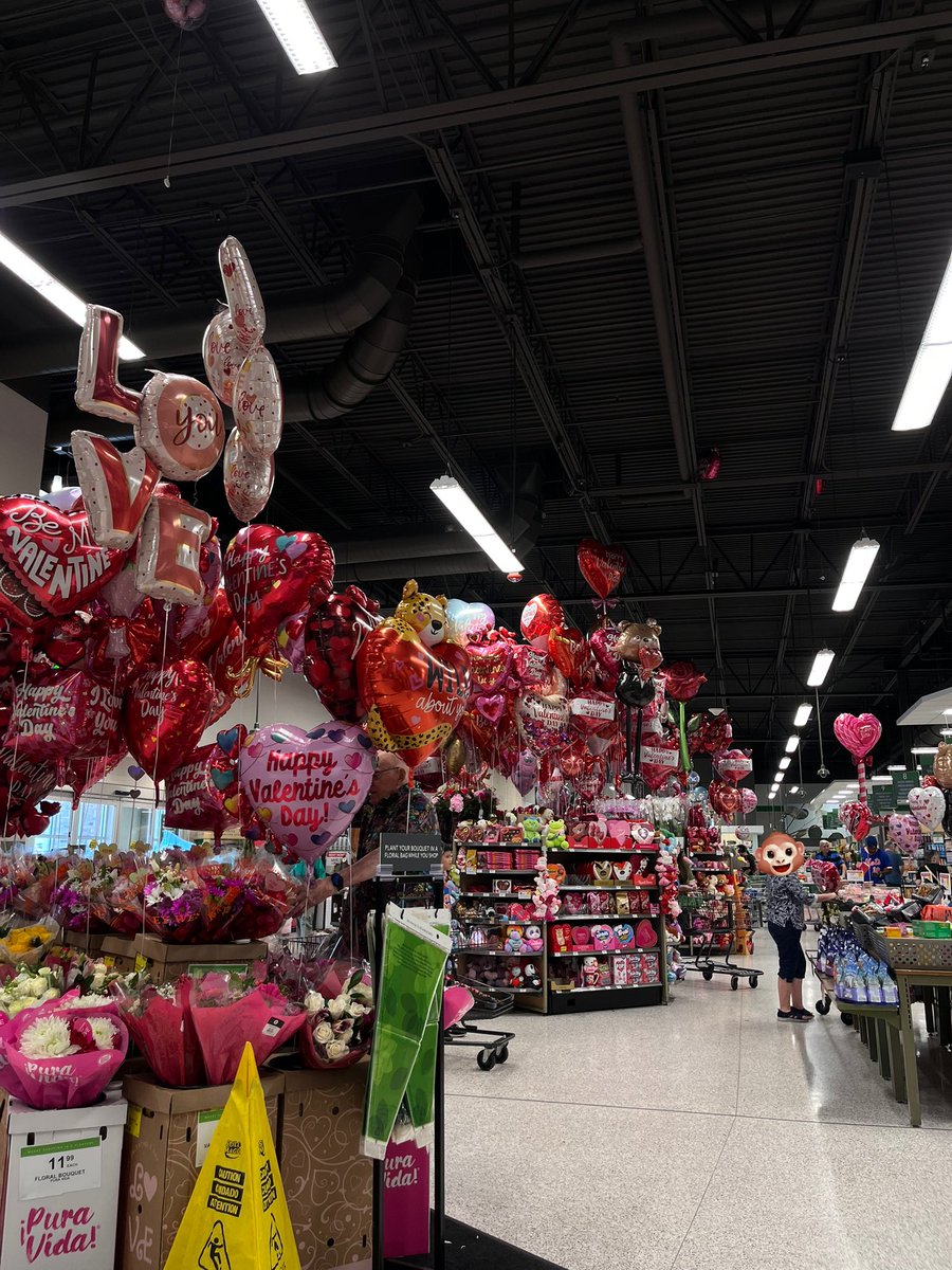 dippersdiaries's tweet image. this is actually so crazy like my bf rlly decorated the entire publix cus he knew i was coming here today 😭😭😭 like omg i feel so loved 💕 (monkeyified the lady for anonymity)