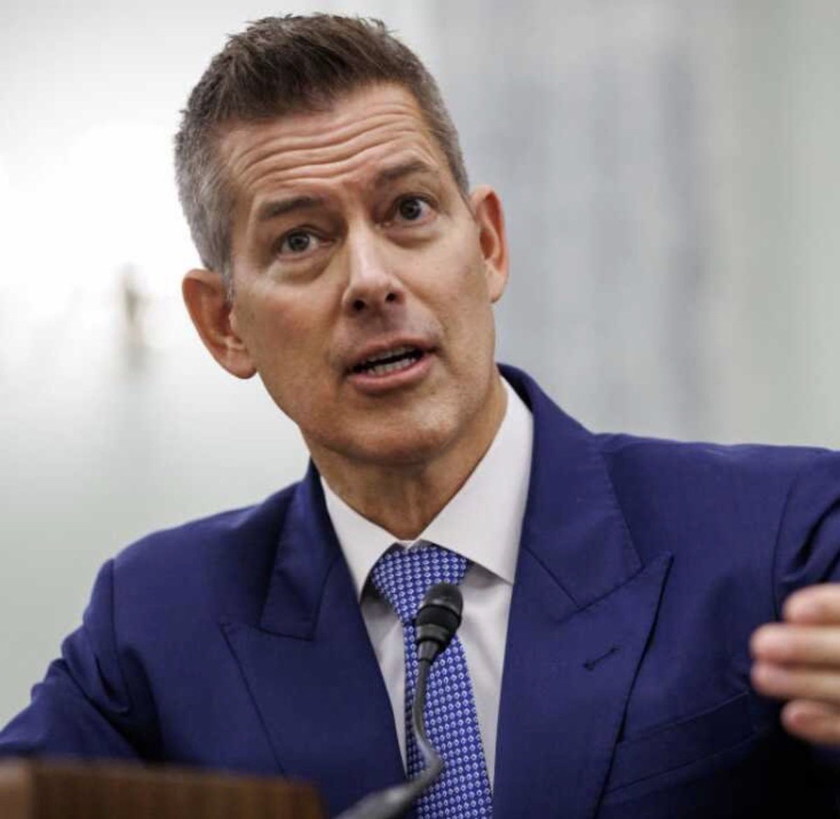 🇺🇸Atención: El Secretario de Transporte de Trump, Sean Duffy, lanza una orden HISTÓRICA:

¡Todas las aerolíneas estadounidenses deben abandonar inmediatamente la contratación por raza o género y contratar pilotos exclusivamente por mérito puro, o enfrentarán investigaciones