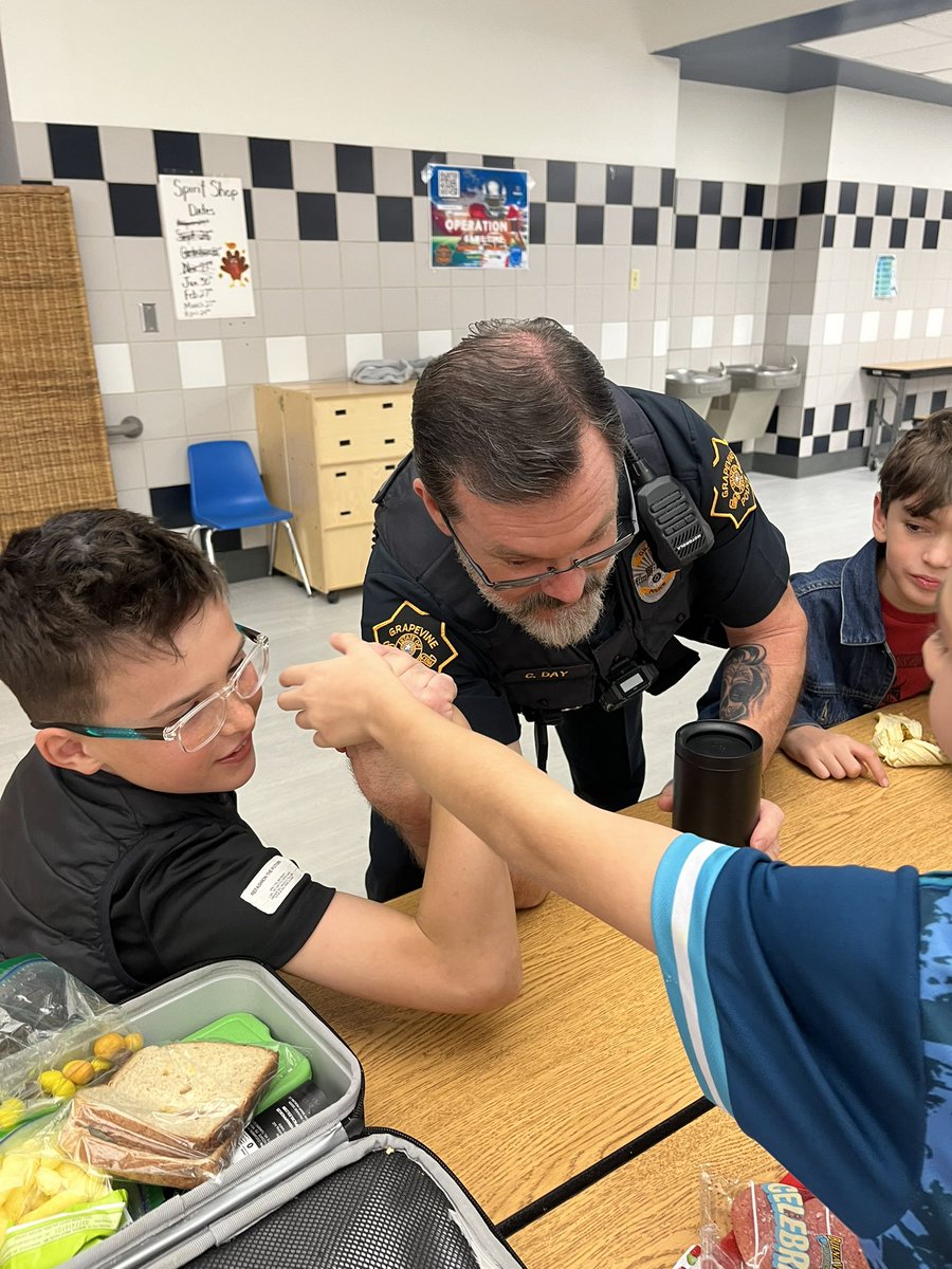leahmt3's tweet photo. SRO Appreciation !! Dove Dolphins 🐬 sure appreciate all that Officer Day does for our school!!! #DESisBEST @GCISD https://t.co/xaz2HtDOyc