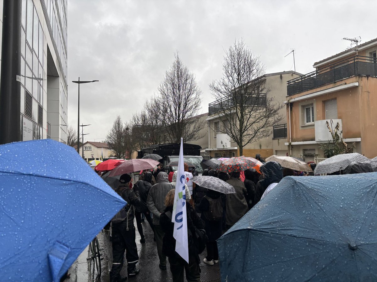 Obtention et renouvellement des titres de séjour : c’est devenu le parcours du combattant. Des milliers basculent brutalement dans la rupture de droits. Le gouvernement crée délibérément les co dotions d’une explosion du nombre d’OQTF. De jeunes majeurs scolarisés sont expulsés.