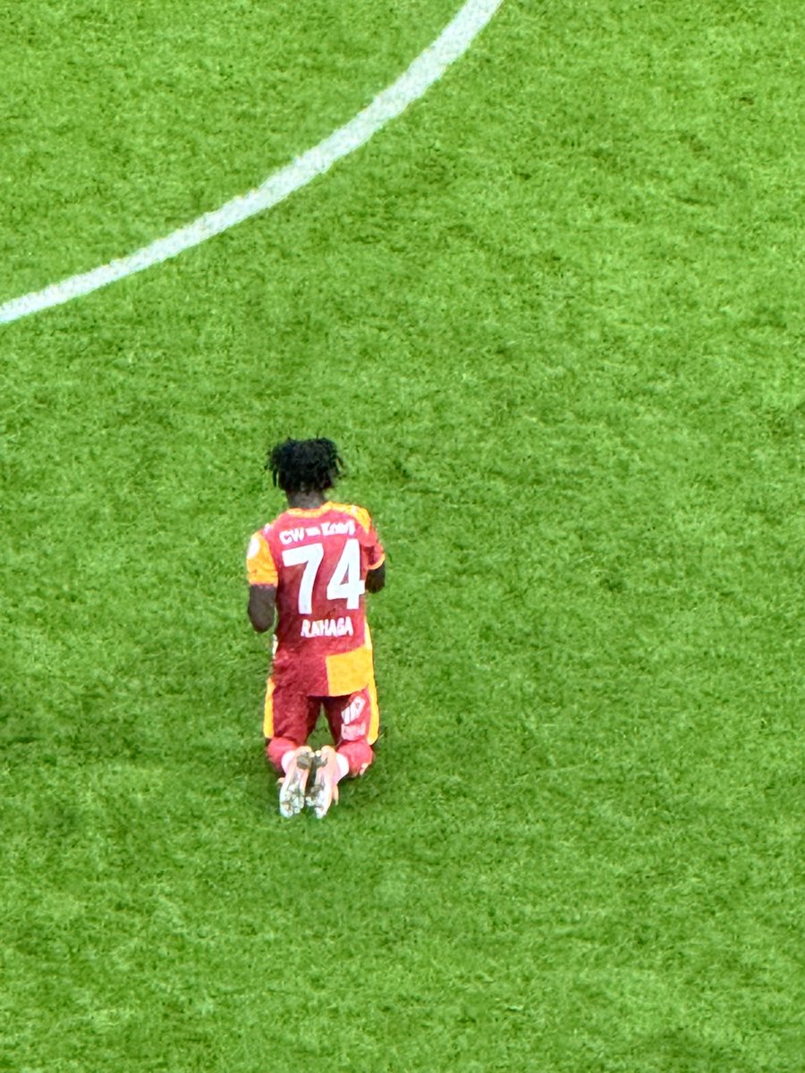 Galatasaray’da ilk maçına çıkan Renato Nhaga, son düdük sonrası uzun bir süre dua etti. 

İyi bir başlangıç yaptı. Yolu açık olsun.