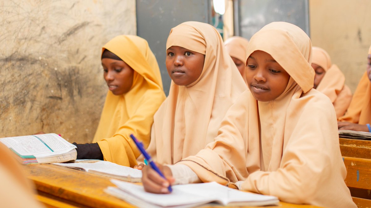 EduCannotWait's tweet image. 📣 #ECW launches a US$17M multi-year Resilience Programme for the Federal Republic of Somalia, in Mogadishu 🇸🇴

The new grant, implemented by @ADRA_somali and partners, will provide access to #QualityEducation for over 43,000 children across the Federal Republic of Somalia, with